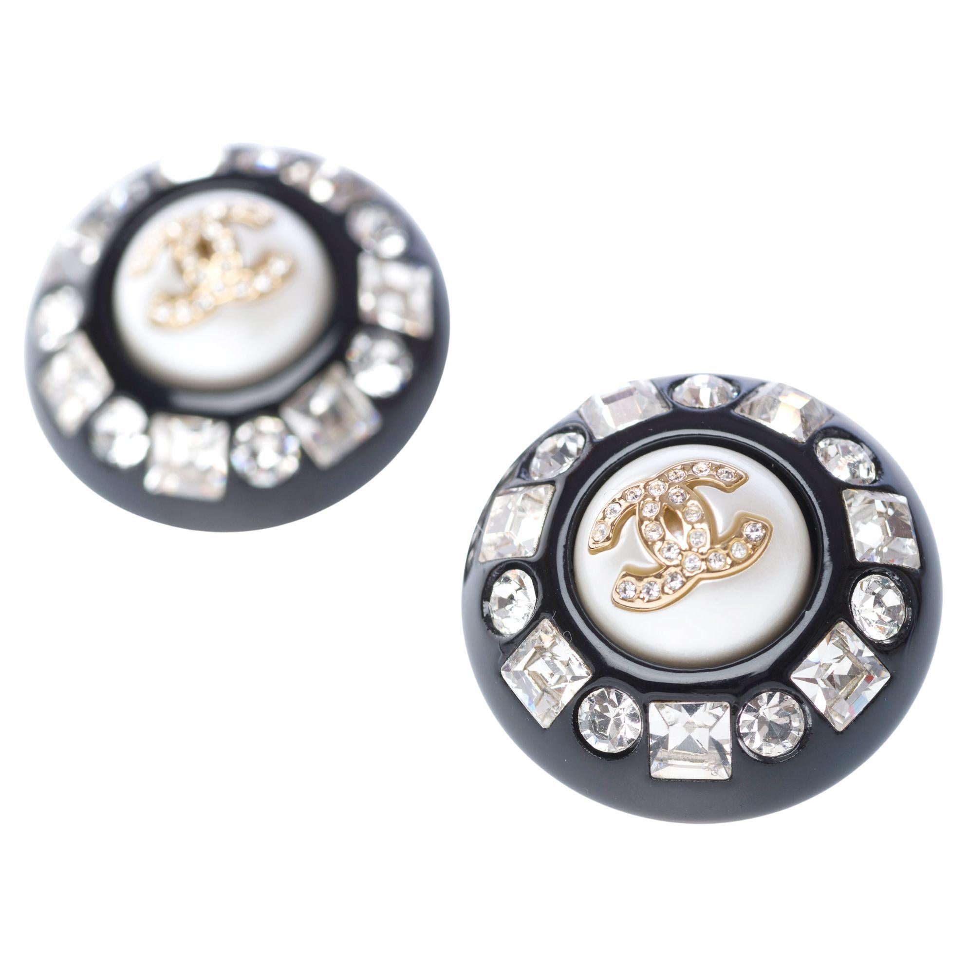 Chanel Earrings with black resin and rhinstone For Sale