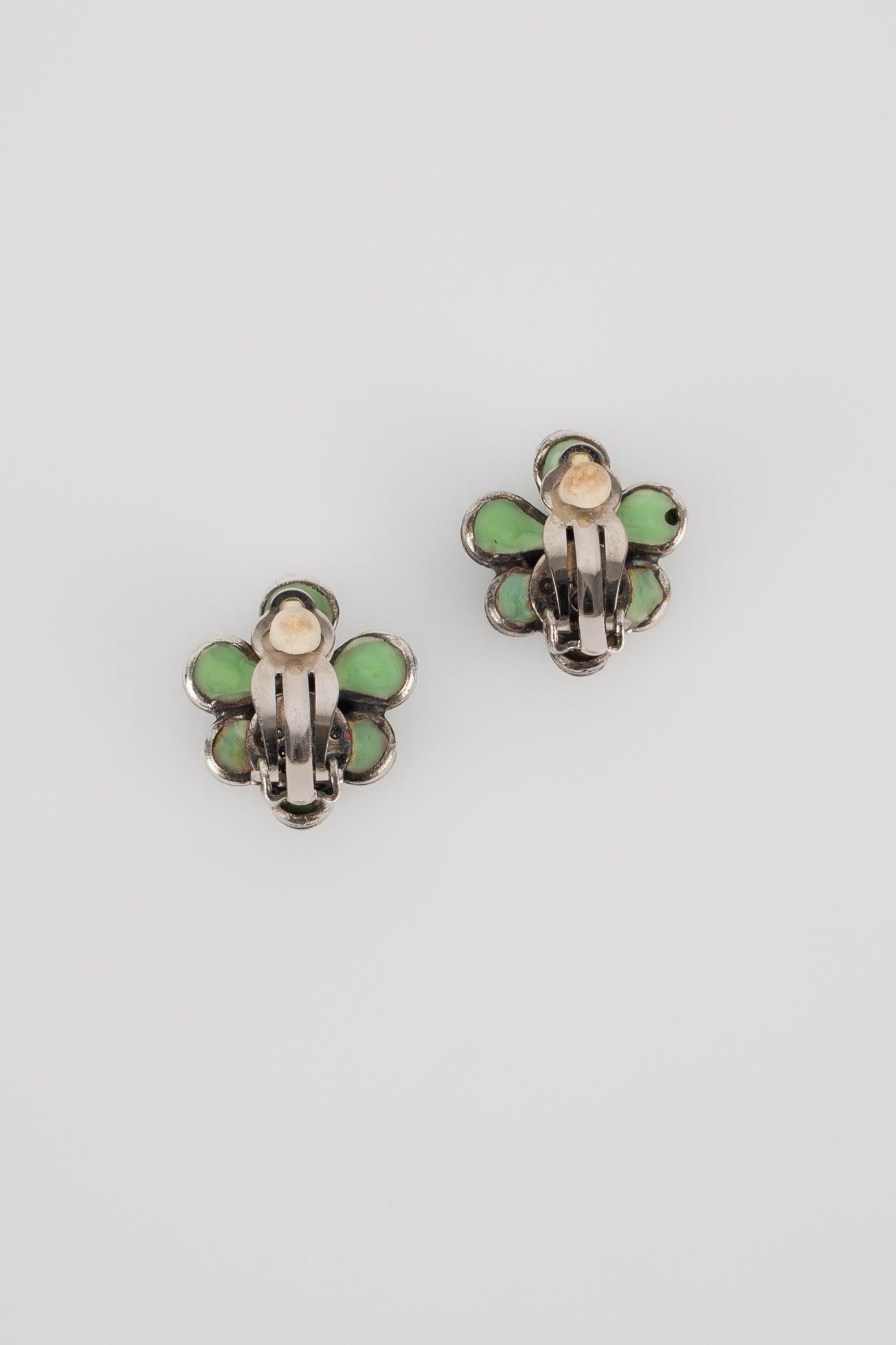 Chanel - (Made in France) Silvery metal earrings with glass paste. 1996 Spring-Summer Collection.

Additional information:
Condition: Very good condition
Dimensions: Height: 2 cm
Period: 20th Century

Seller Reference: BOB5BIS