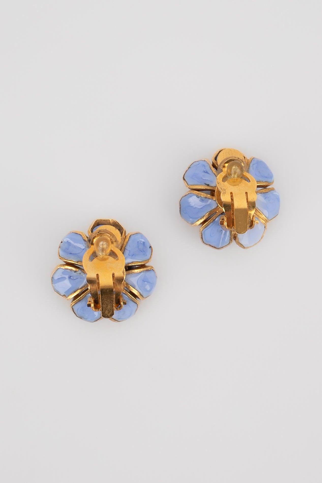 Chanel - (Made in France) Golden metal earrings with glass paste. 1997 Spring-Summer Collection.

Additional information:
Condition: Very good condition
Dimensions: Height: 3 cm
Period: 20th Century

Seller Reference: BOB4BIS