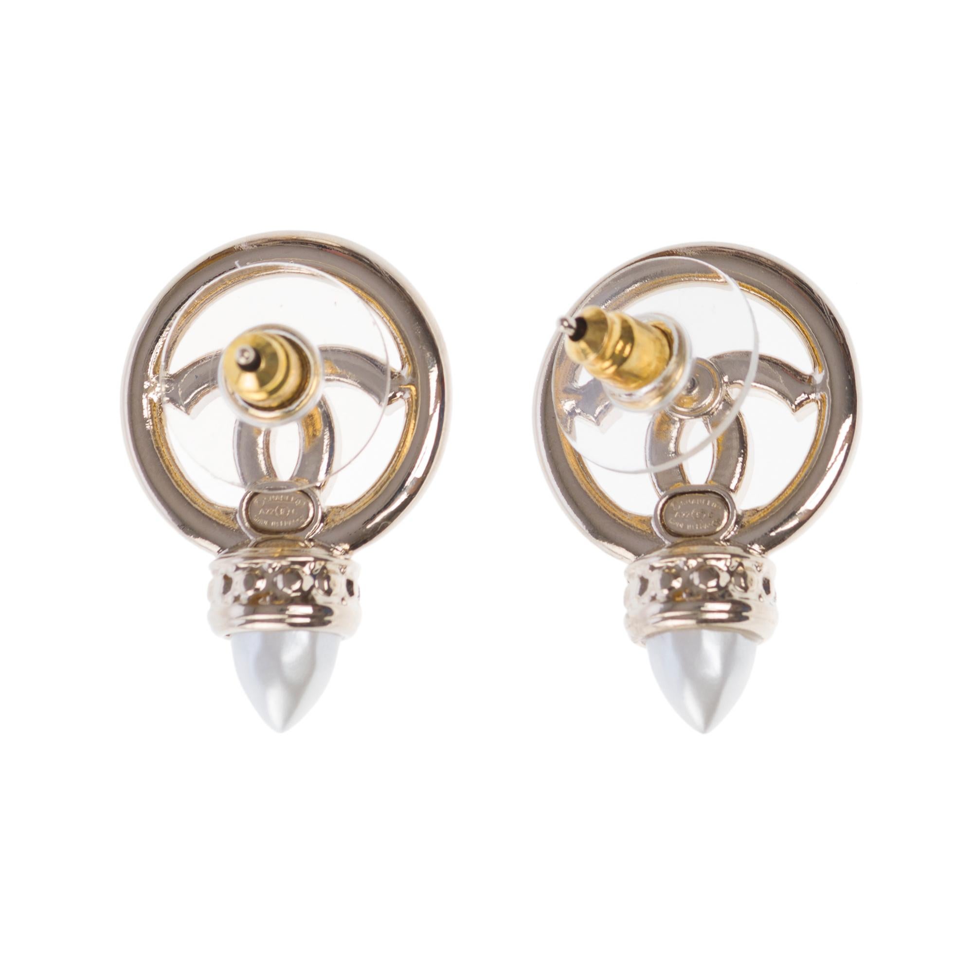 Contemporaneo Orecchini Chanel con metallo dorato e perla bianca in vendita