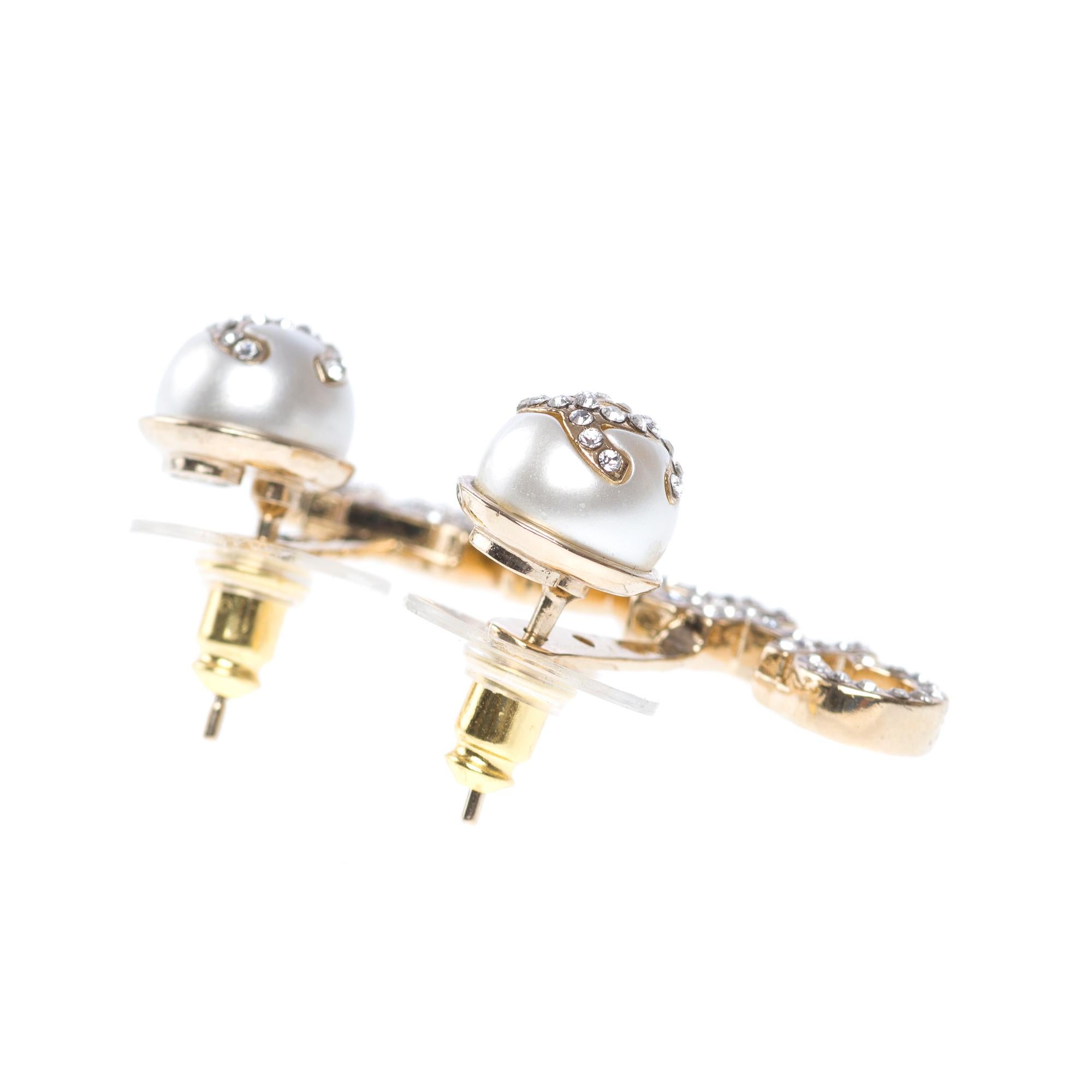 Contemporary Chanel Earrings with gold metal and white pearl For Sale