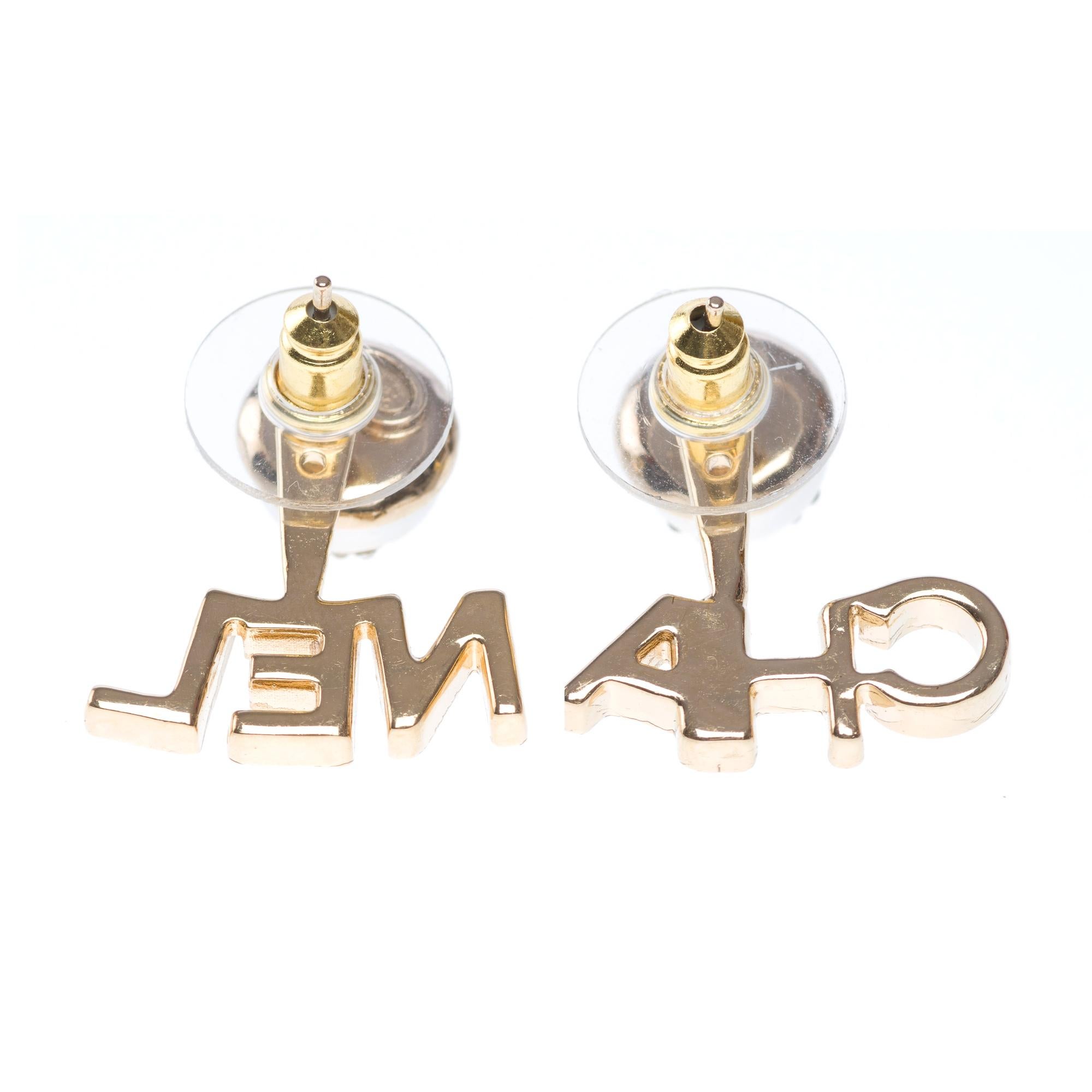 Chanel Earrings with gold metal and white pearl In New Condition For Sale In Paris, IDF