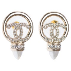 Chanel Boucles d'oreilles en métal doré et perles blanches