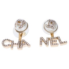 Chanel Boucles d'oreilles en métal doré et perles blanches