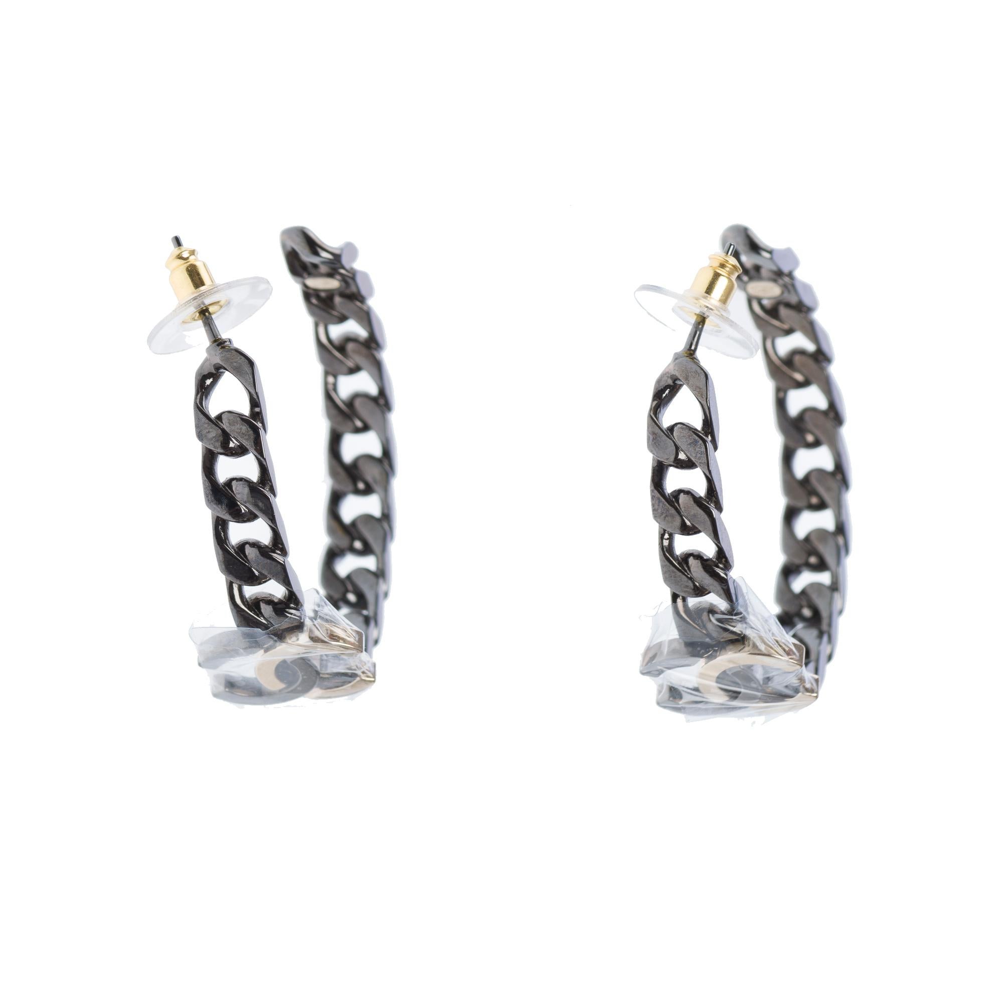 Contemporain Boucles d'oreilles Chanel en métal gris
