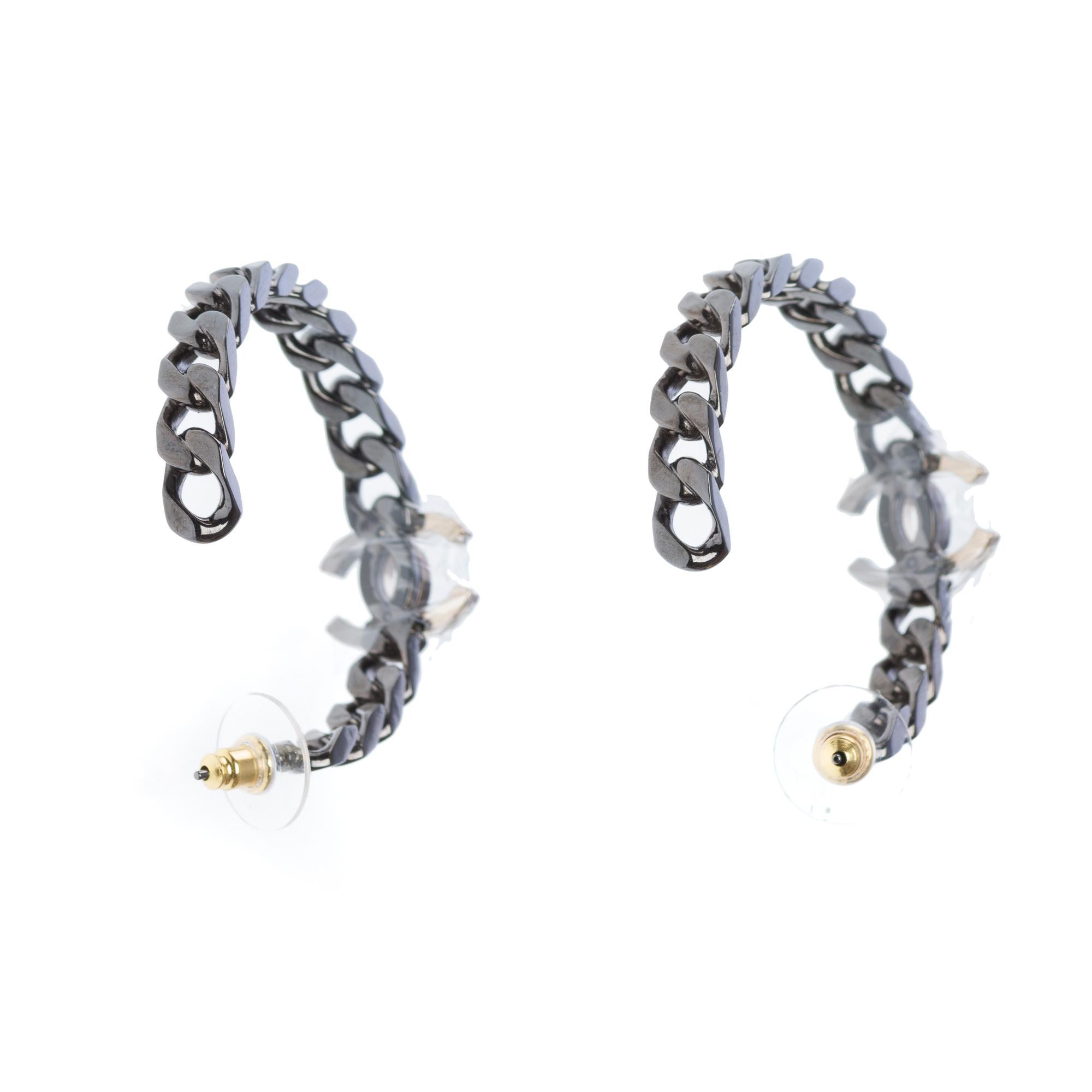 Boucles d'oreilles Chanel en métal gris Excellent état à Paris, IDF