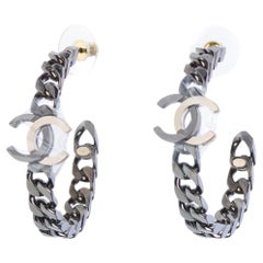 Boucles d'oreilles Chanel en métal gris