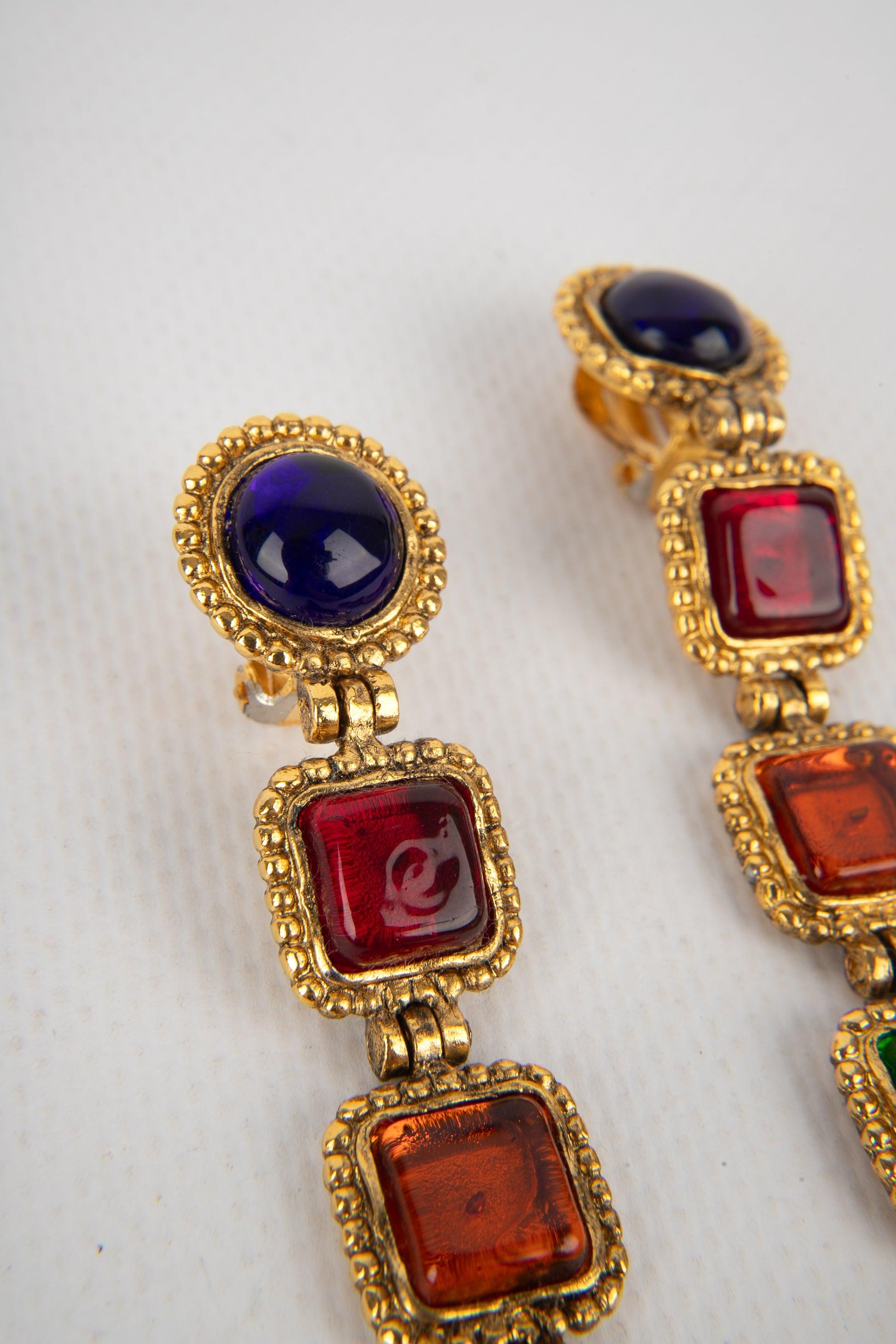 Chanel - (Made in France) Golden metal earrings with multicolored glass paste. 1996 Spring-Summer Collection.

Additional information:
Condition: Very good condition
Dimensions: Length: 10 cm
Period: 20th Century

Seller Reference: BOB2BIS