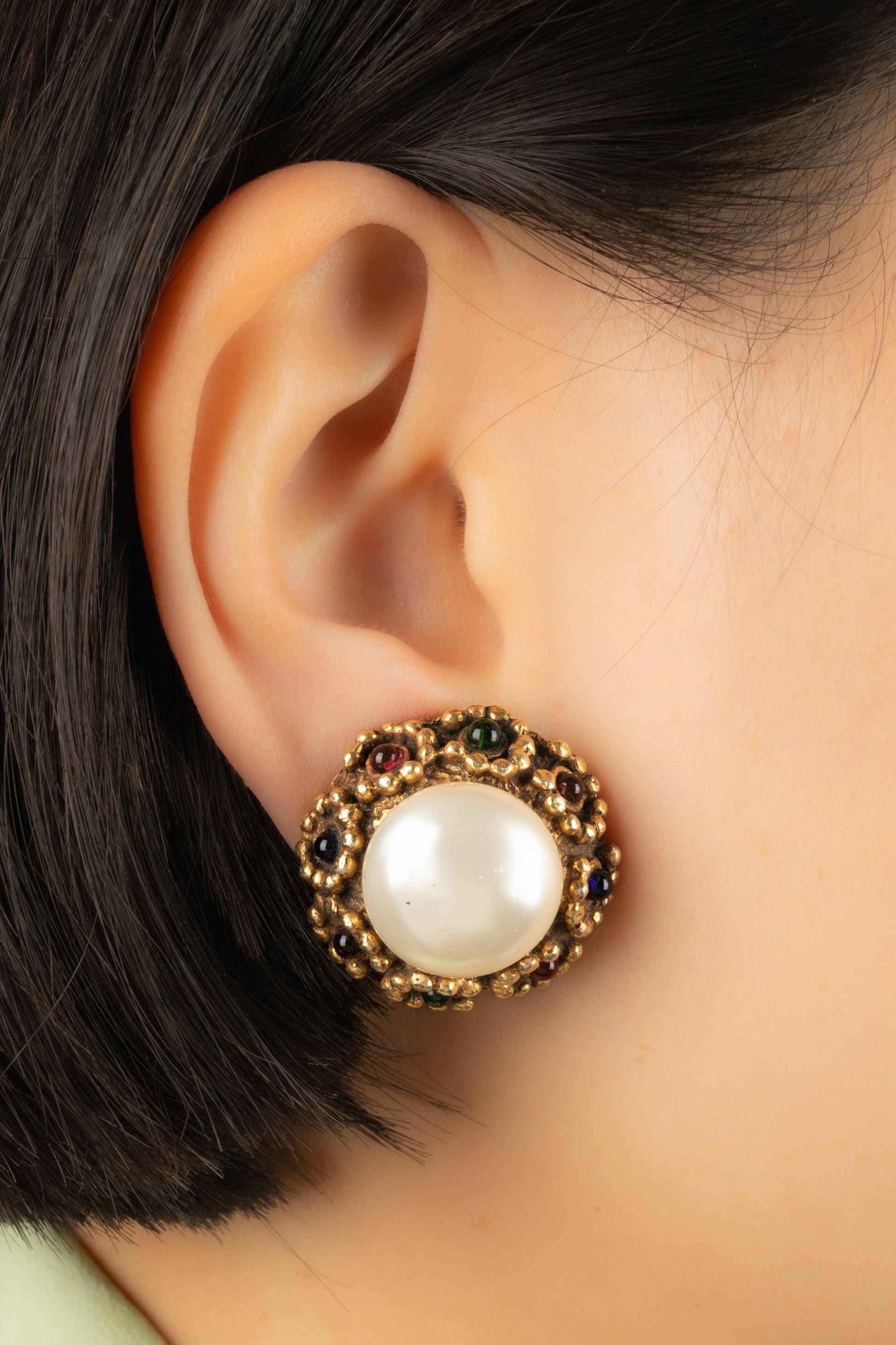 Chanel - (Made in France) Golden metal earrings with pearly cabochon and glass paste.

Additional information: 
Condition: Very good condition
Dimensions: Height: 2.5 cm

Seller Reference: BOB18