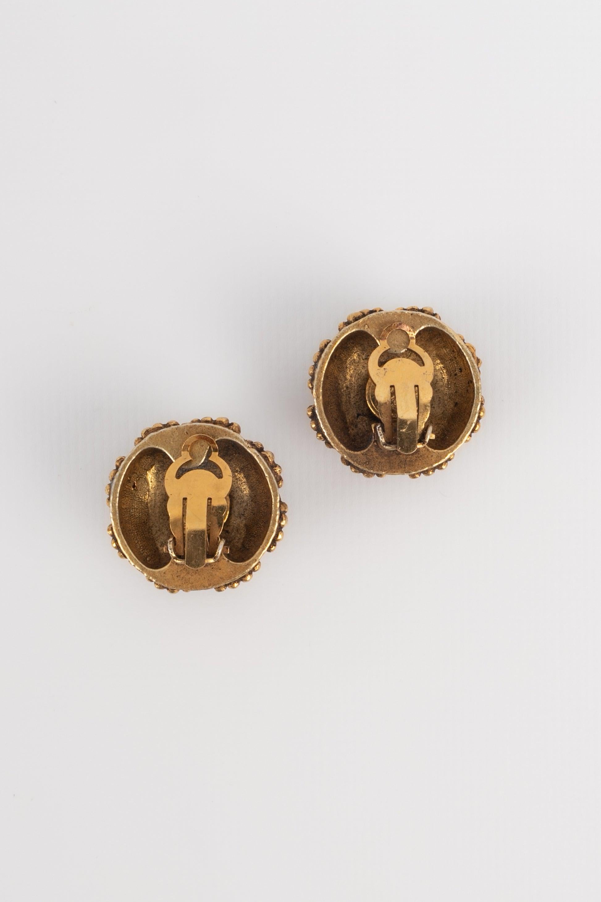 Chanel Earrings with Pearly Cabochon and Glass Paste In Excellent Condition For Sale In SAINT-OUEN-SUR-SEINE, FR