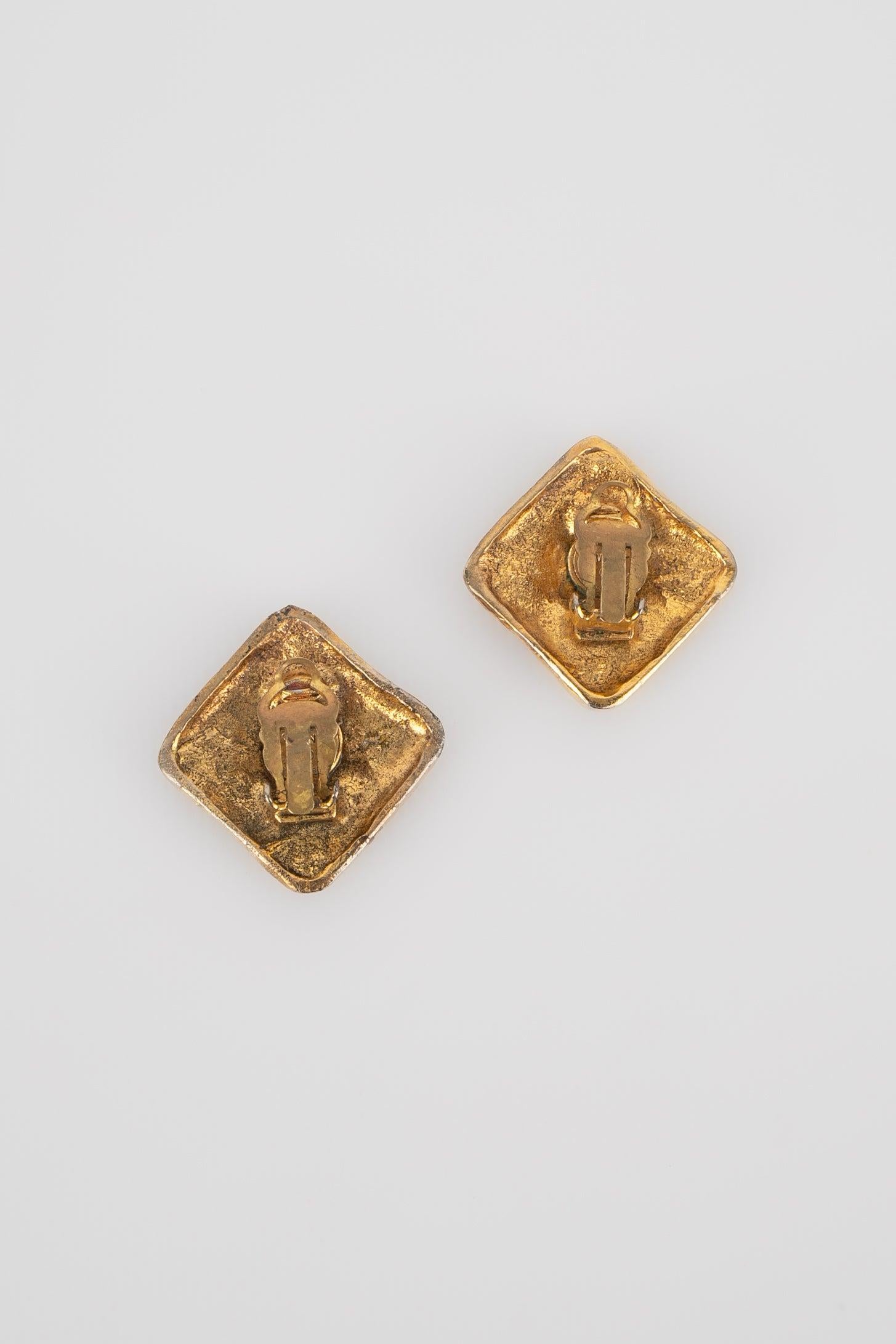 Chanel - (Fabricado en Francia) Pendientes de metal dorado con pasta de vidrio roja y brillantes.

Más información:
Estado: Muy buen estado
Dimensiones: Altura: 3.5 cm

Referencia del vendedor: BOB3BIS