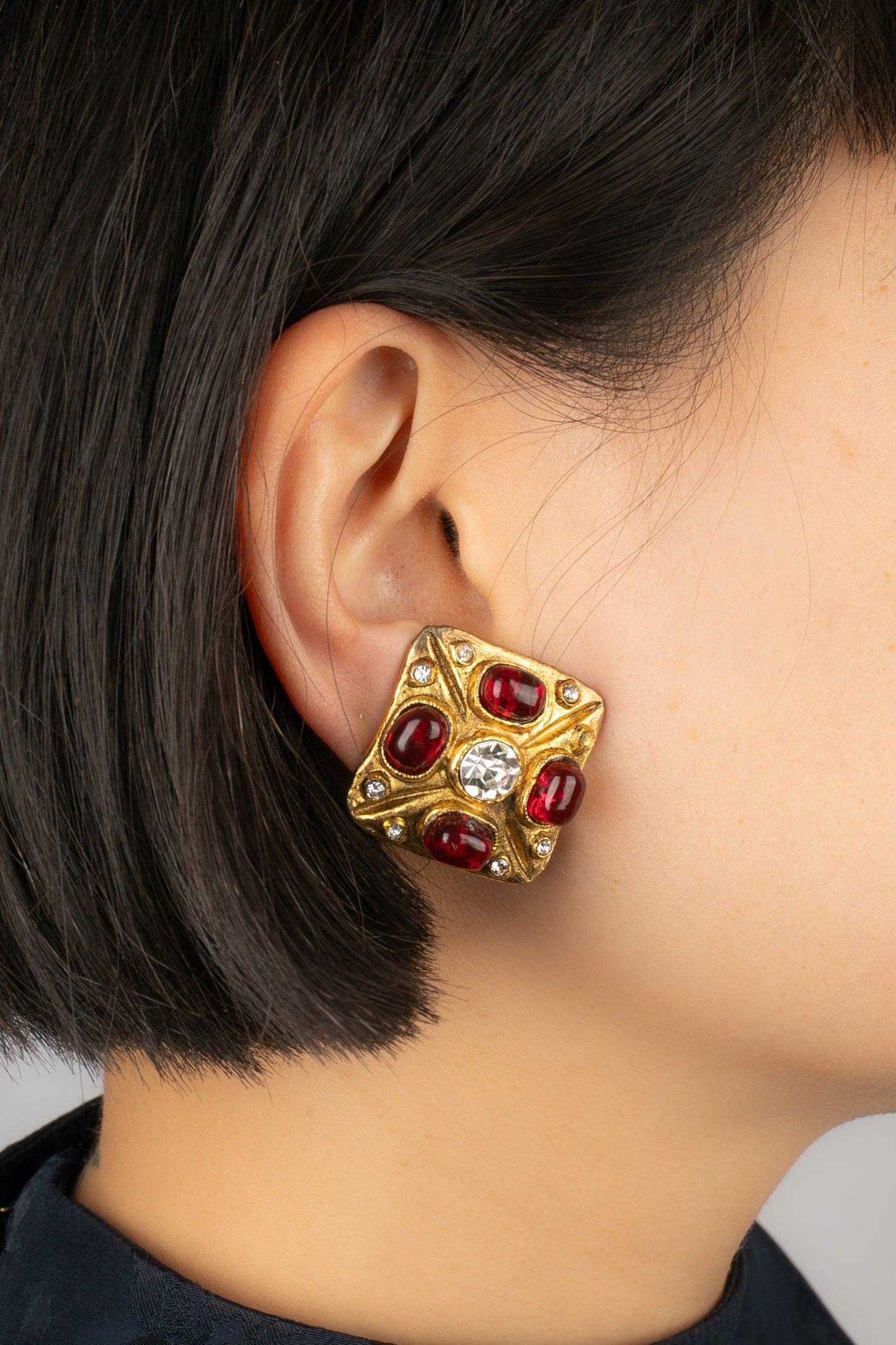 Pendientes Chanel con pasta de vidrio roja y brillantes en venta 1