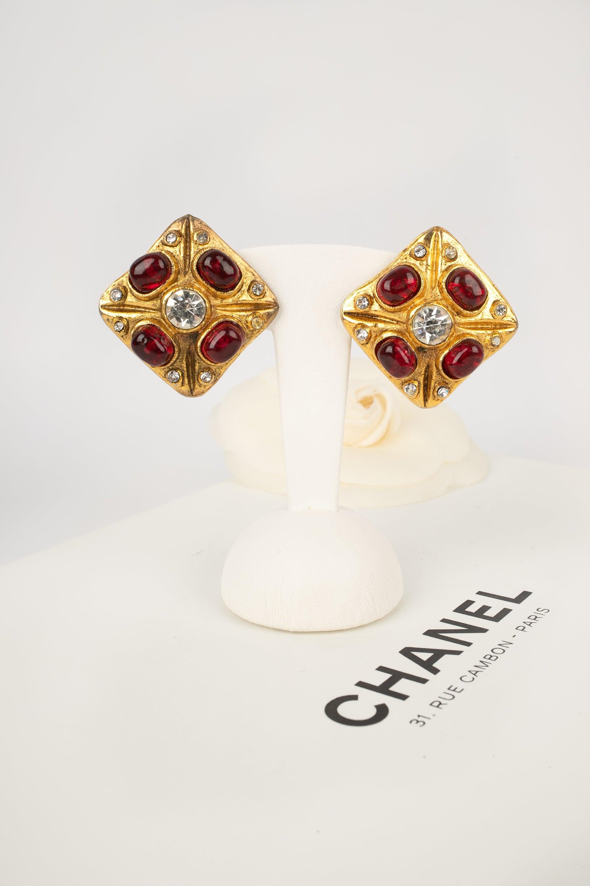 Pendientes Chanel con pasta de vidrio roja y brillantes en venta 2