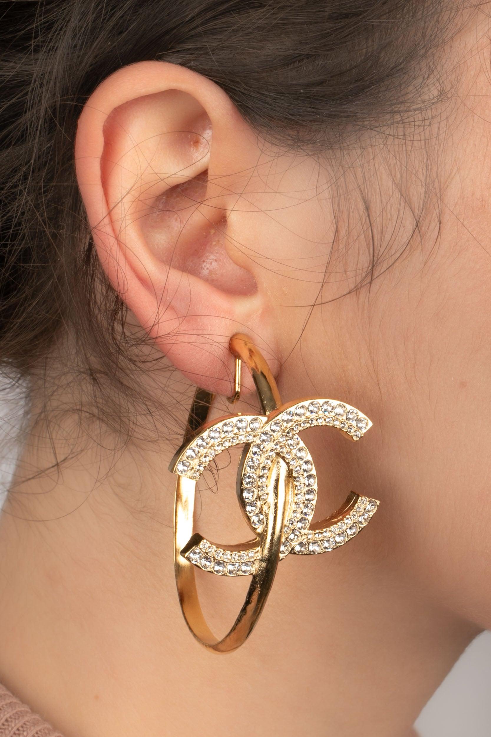 Chanel - (Made in France) Golden metal hoop-style earrings with a rhinestoned cc logo. A 2022 Collection.

Additional information:
Condition: Very good condition
Dimensions: Height: 5.5 cm
Period: 21st Century

Seller Reference: BOB152