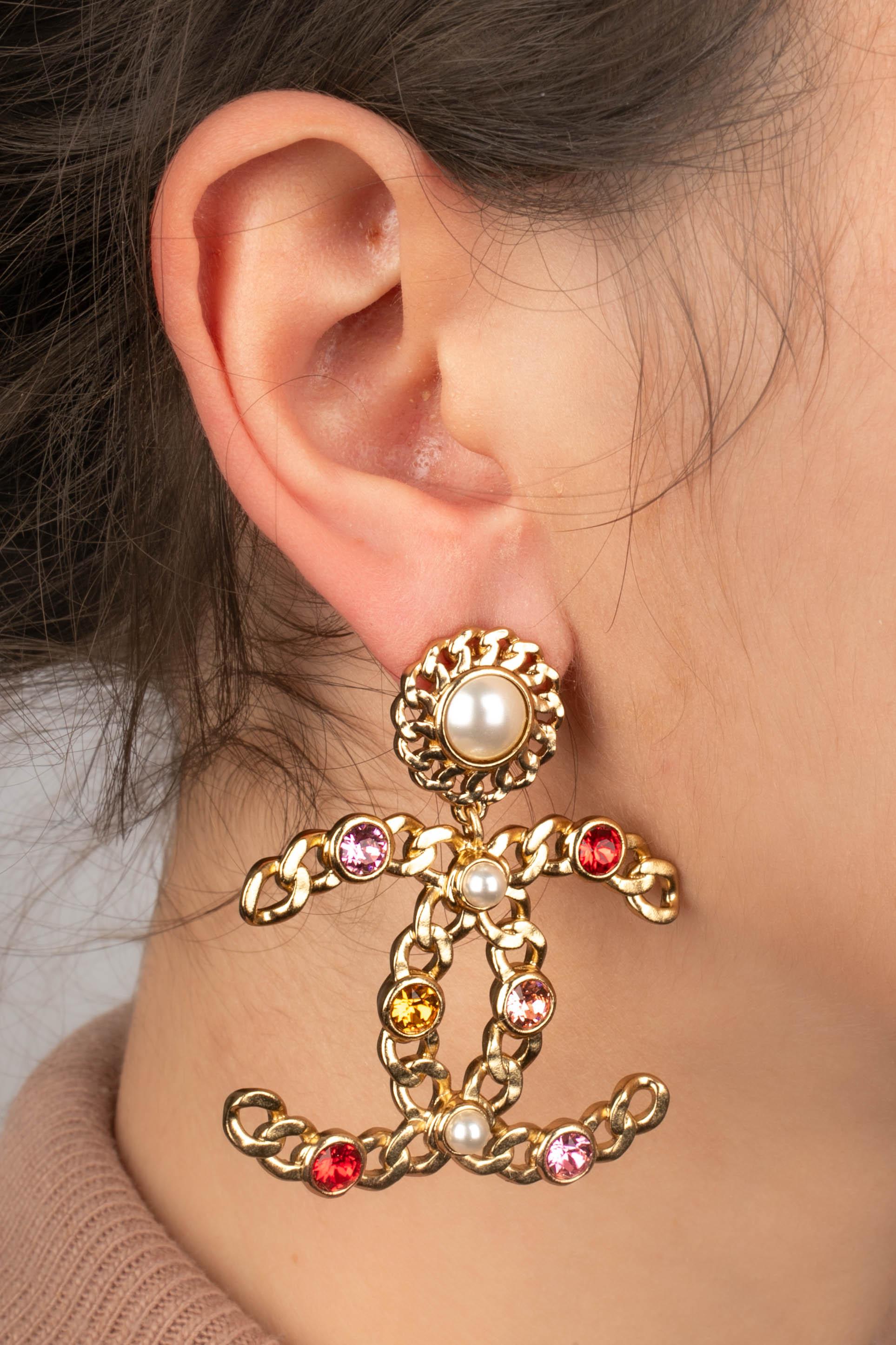 Chanel - (Made in France) Golden metal earrings with rhinestones and costume pearly cabochons. A 2021 Collection.

Additional information:
Condition: Very good condition
Dimensions: Length: 5 cm
Period: 21st Century

Seller Reference: BOB51
