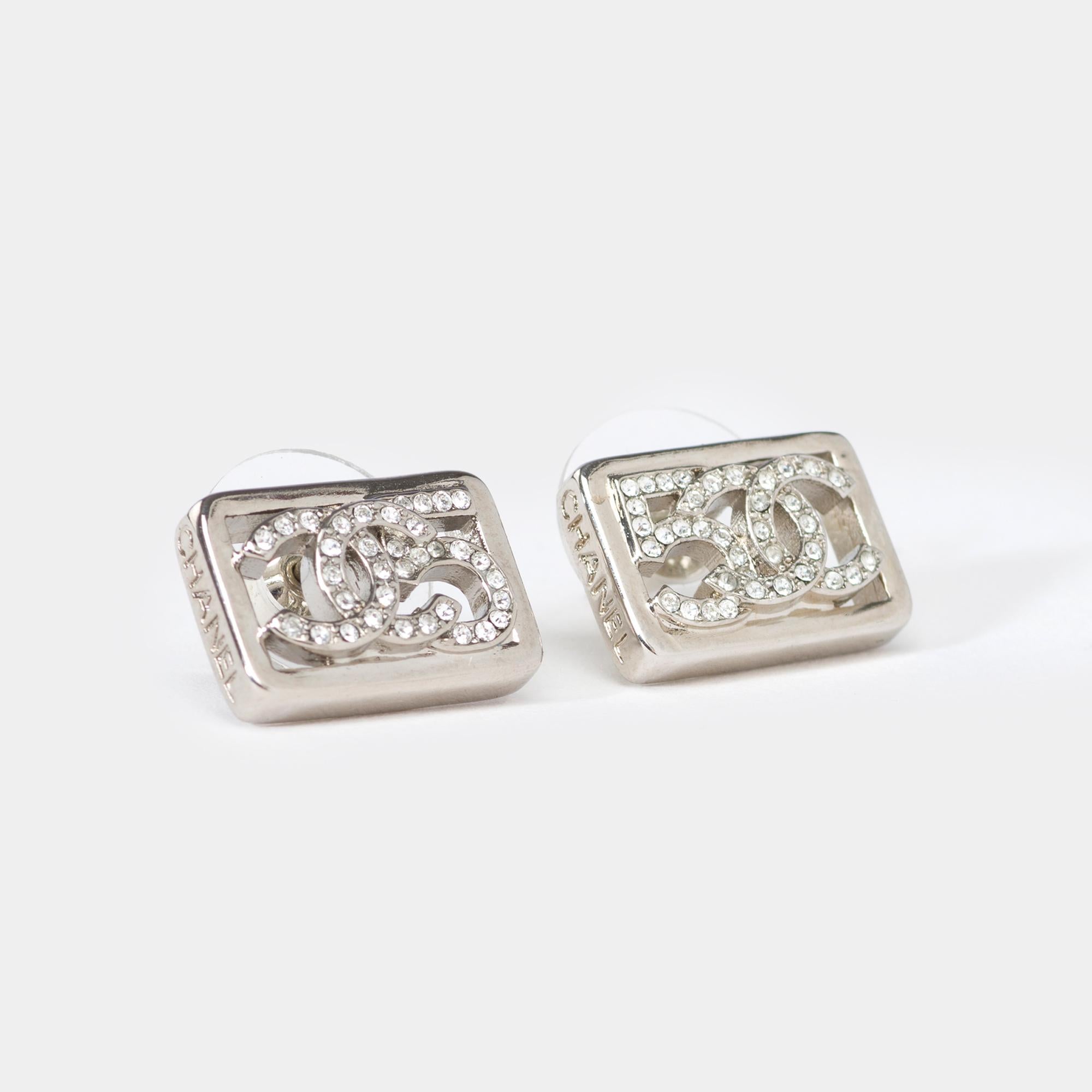 Tipo di gioiello: Orecchini
Marchio: Chanel
Materiale: Metallo e cristalli
Colore: Argento
Dimensioni: 0,5 cm
Condizioni:   Condit nuovo - mai indossato
Riferimento: 101944
venduto senza confezione originale