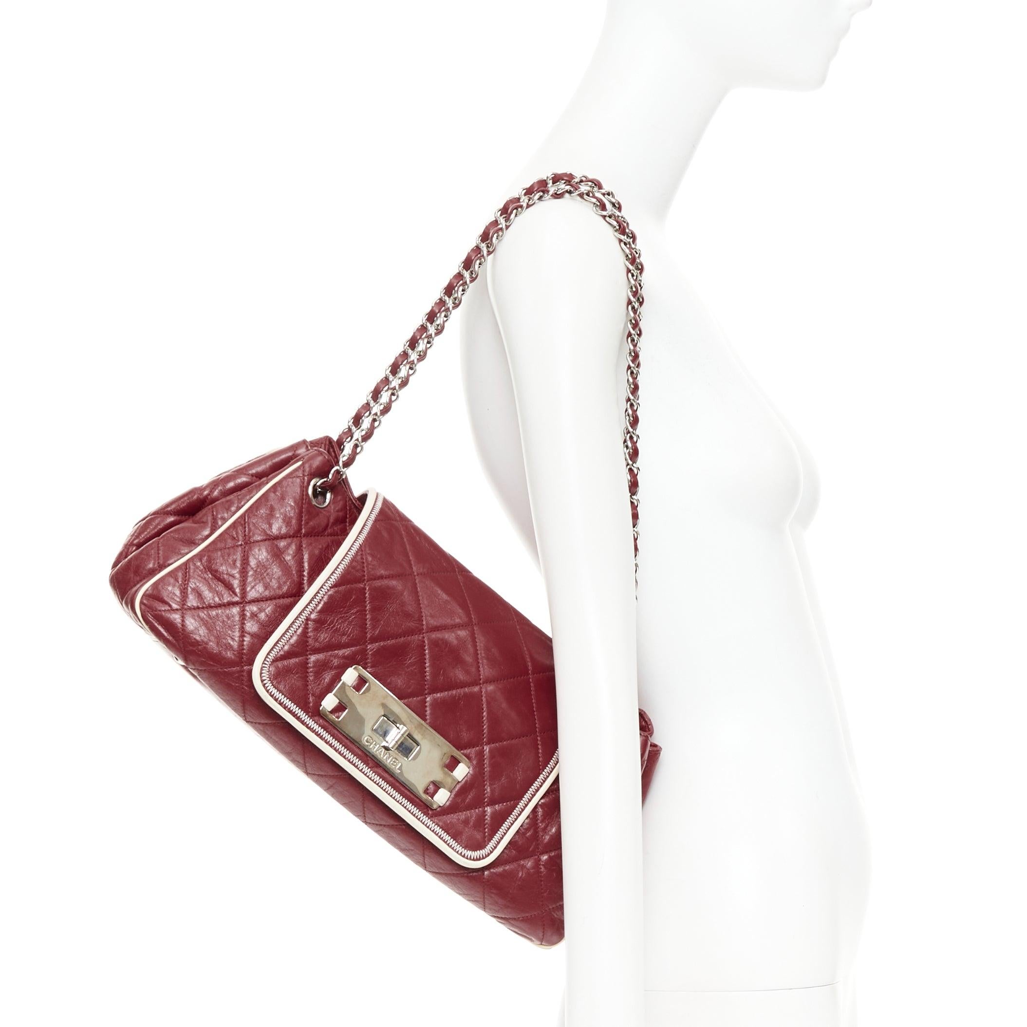 Chanel East West Accordion Flap rosso Bordeaux argento catena flap bag
Riferimento: JHDN/A00117
Marchio: Chanel
Designer: Karl Lagerfeld
Model No: Patta a fisarmonica East West
Materiale: Pelle
Colore: Rosso, Argento
Modello: Tinta unita
Chiusura: