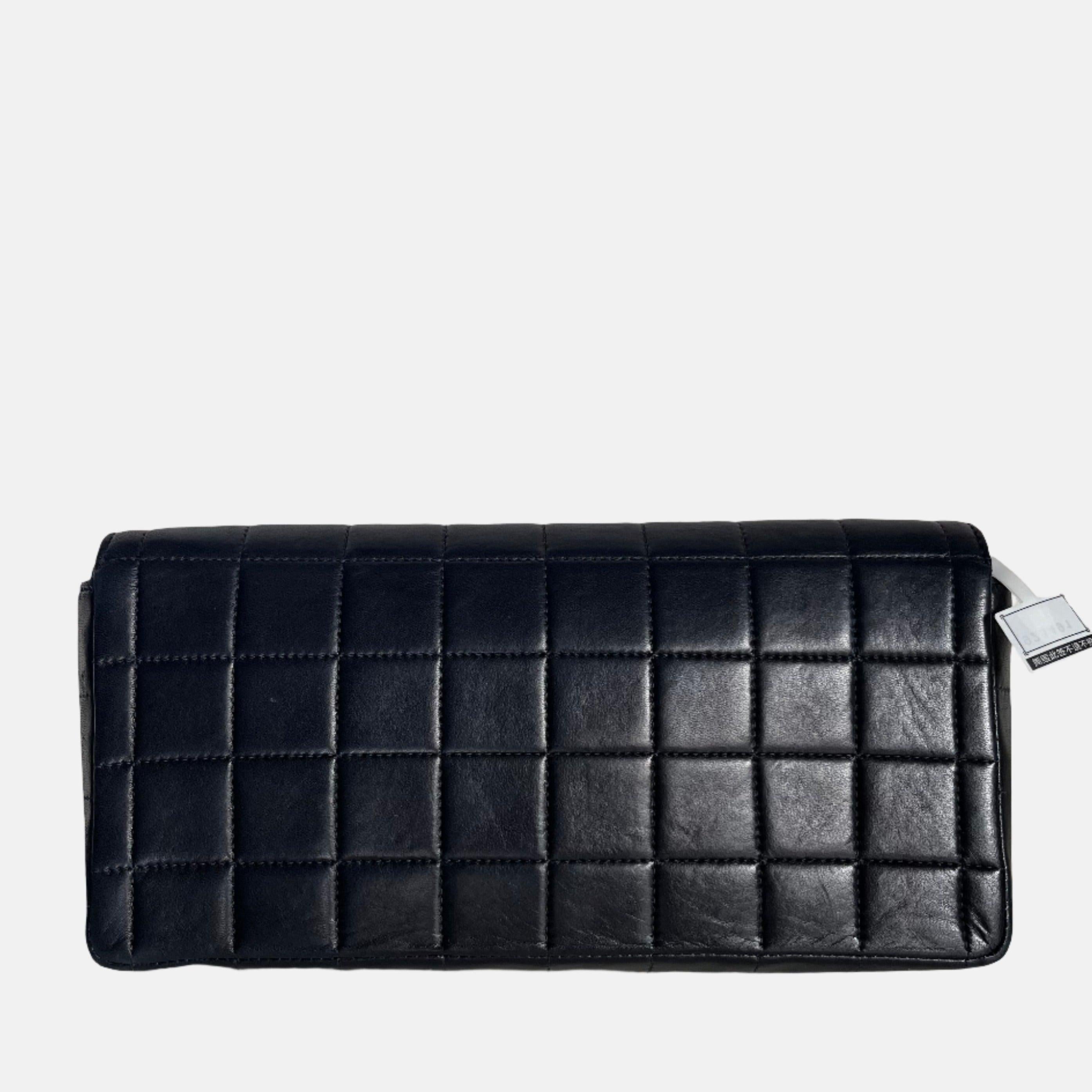 Chanel East West Chocolate Bar Black Leather

This charming Vintage Chanel East West Leather Shoulder Bag is a stylish mix of classy and casual. The elongated shape gives its 