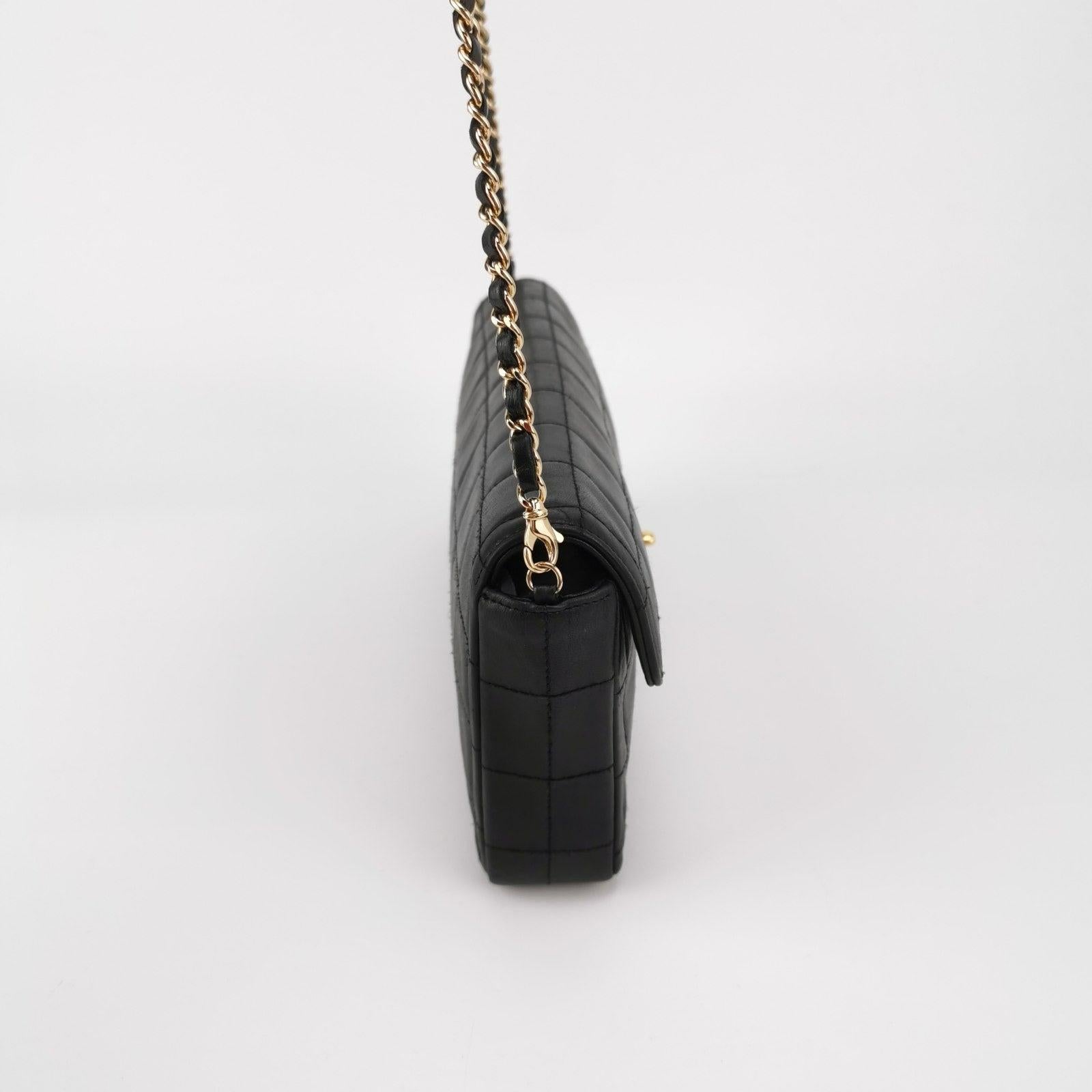 Chanel East West Chocolate Bar Black Leather In Good Condition In AUBERVILLIERS, FR