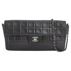 Chanel East West Chocolate Bar in pelle nera con finiture in argento, 2000-2002