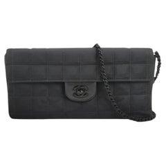 Chanel East West Chocolate Bar in pelle nera con finiture in argento, 2000-2002
