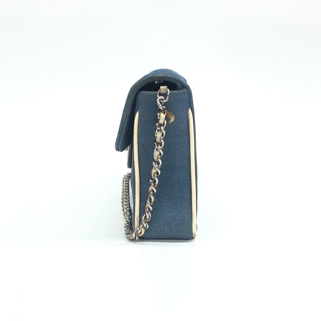 Chanel East West Chocolate Bar Blue Denim Beige Leather Piping Silver Hardware In Good Condition For Sale In AUBERVILLIERS, FR