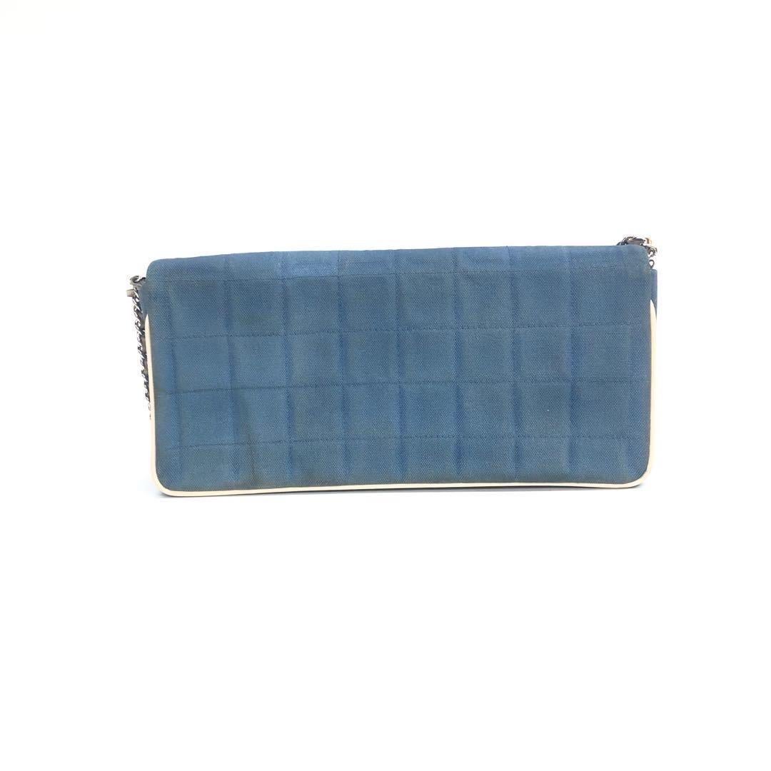 Women's Chanel East West Chocolate Bar Blue Denim Beige Leather Piping Silver Hardware For Sale