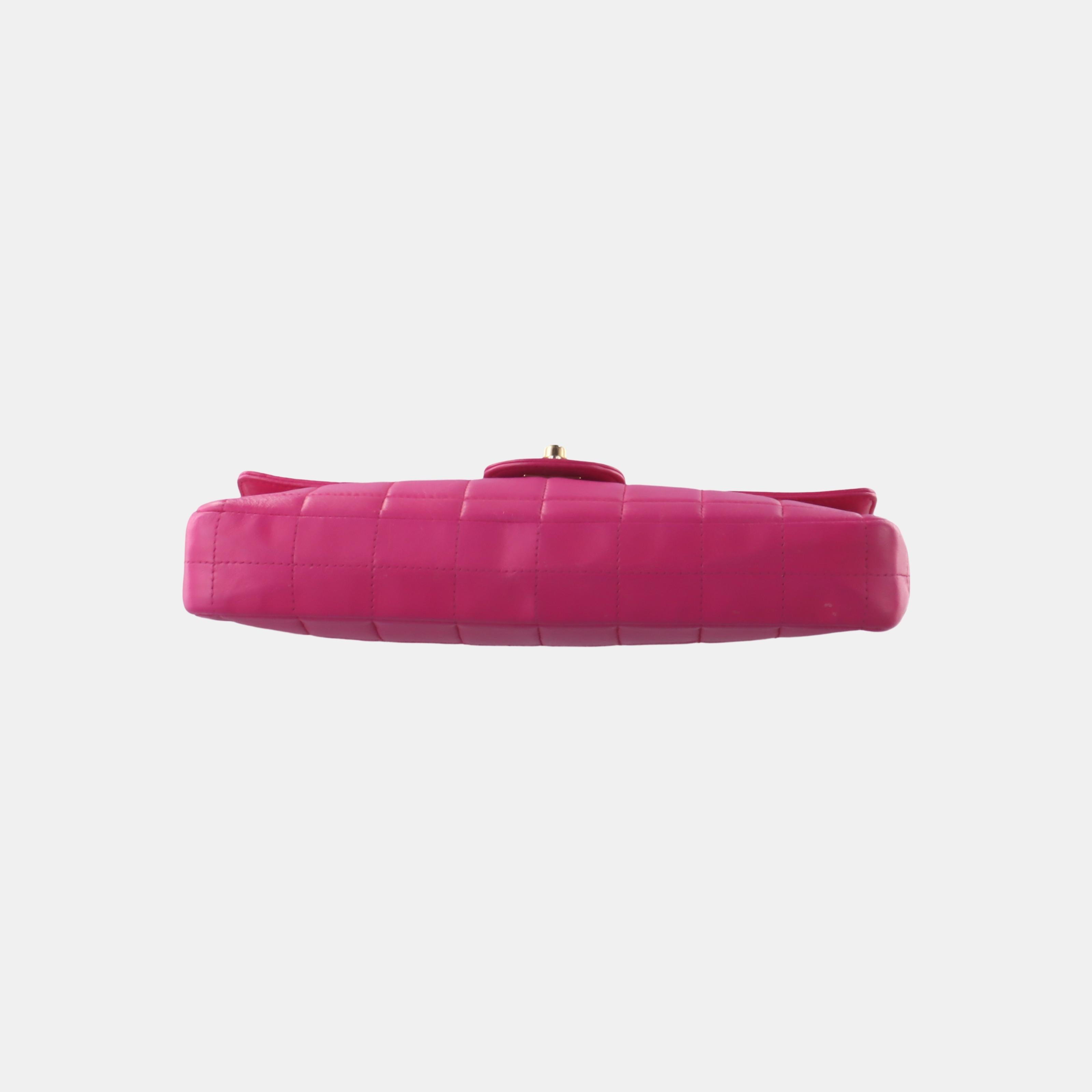 Chanel East West Chocolate Bar Fuchsia Pink Leather 24k Gold hardware In Good Condition In AUBERVILLIERS, FR