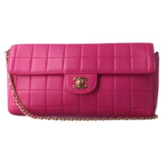 Chanel East West Chocolate Bar in pelle rosa fucsia con finiture in oro 24k