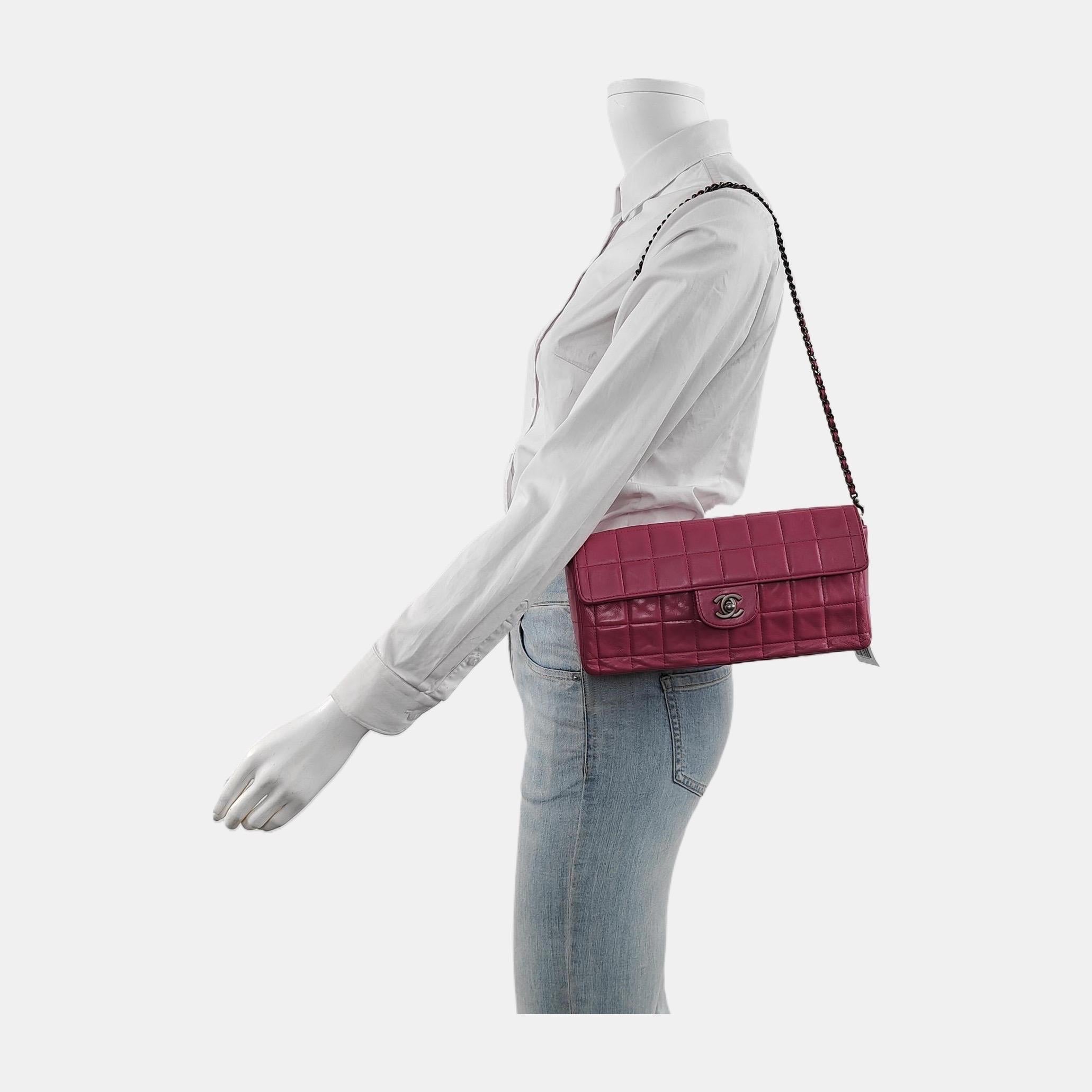 Diese charmante Vintage Chanel East West Leder Umhängetasche ist eine stilvolle Mischung aus edel und lässig. Die längliche Form gibt ihr den Namen 