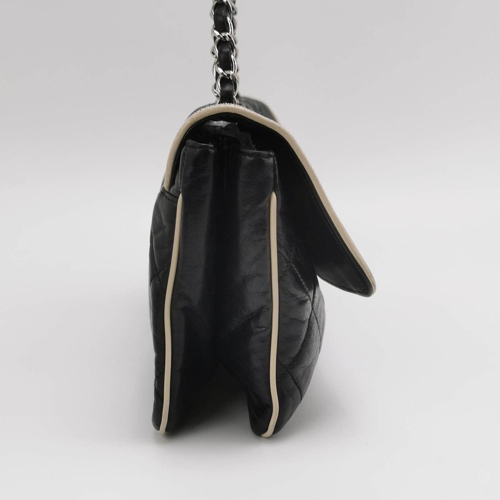 Chanel East West Mademoiselle Flap Bag 2008 Medium Black Leather Shoulder Bag In Good Condition For Sale In AUBERVILLIERS, FR