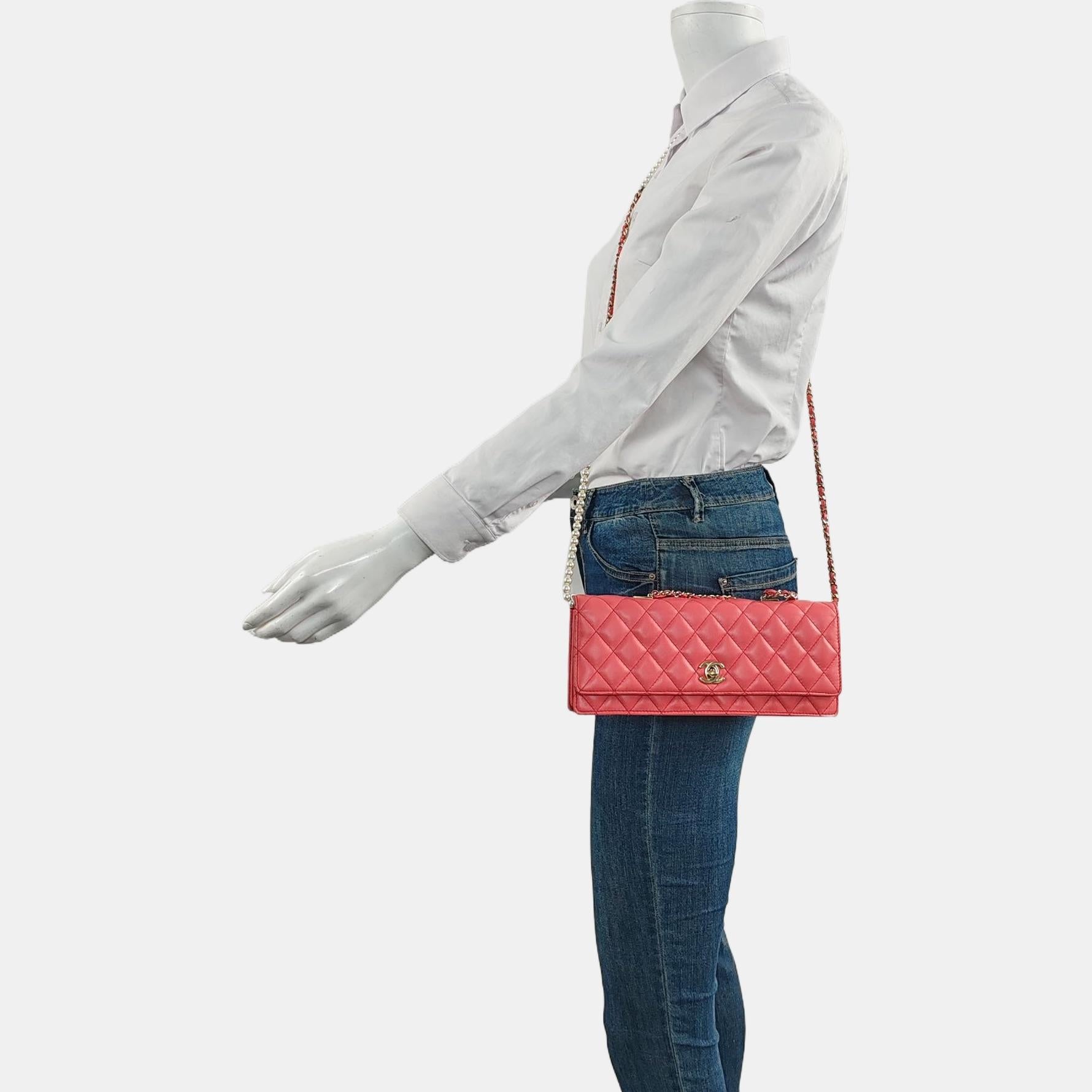 Chanel - Est - Ouest - Sac à rabat unique - Chaîne de perles - Pochette en cuir d'agneau rose
Il s'agit de photos professionnelles du sac offert par Luxbags.
CONDITION : Très bon état
avec de légères traces d'utilisation. Le cuir peut présenter des