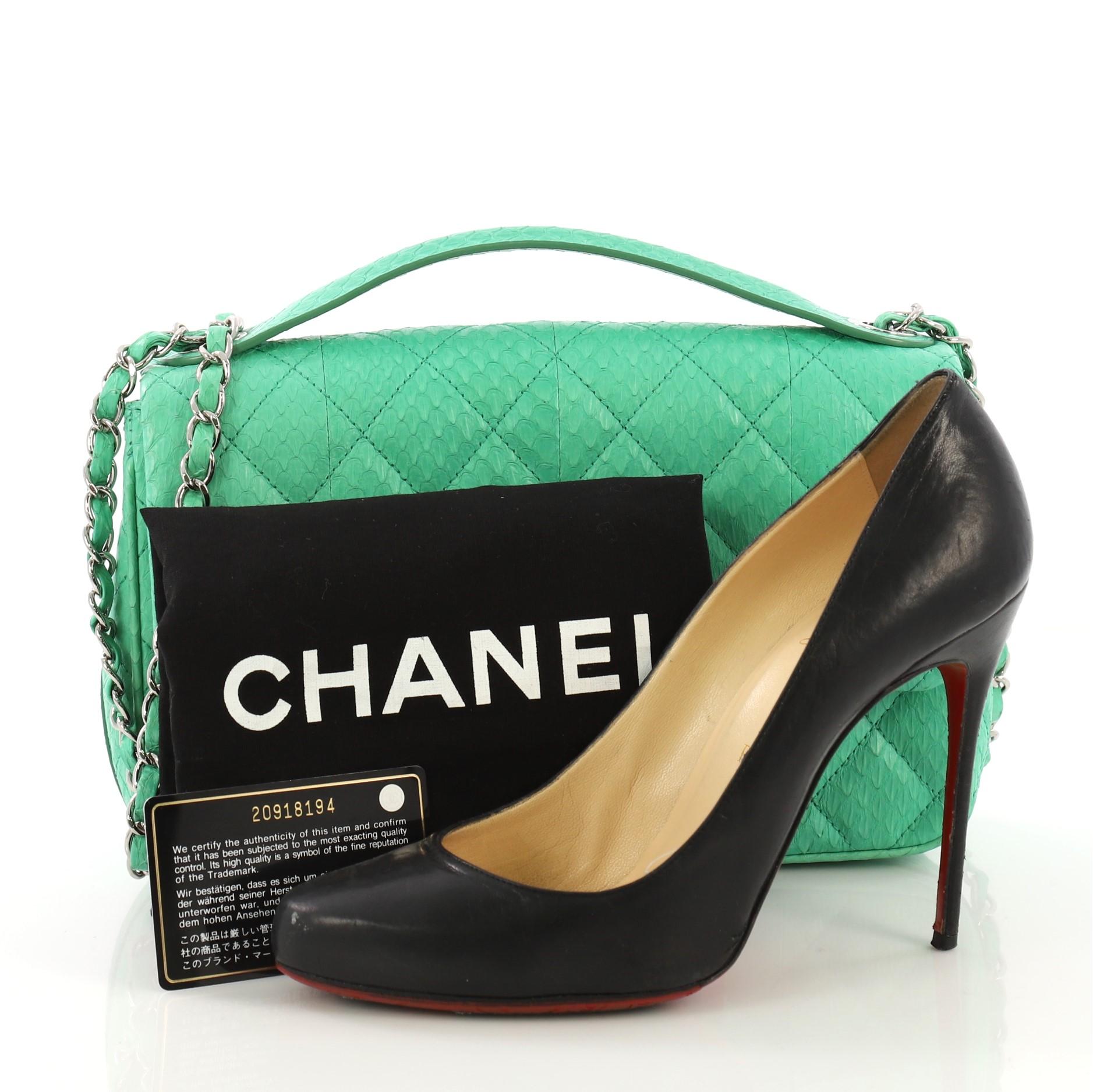 This Chanel Easy Carry Flap Bag Quilted Snakeskin Medium, crafted in a genuine green quilted snakeskin, features a flat top handle, woven-in leather chain strap, exterior back slip pocket and silver-tone hardware. Its CC turn-lock closure opens with