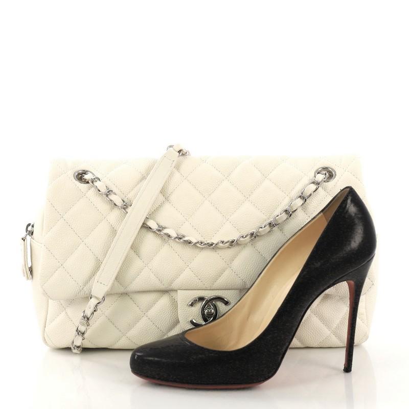 This Chanel Easy Flap Bag Quilted Caviar Jumbo, crafted from off white quilted caviar leather, features woven-in leather chain strap with leather pad, frontal flap, and silver-tone hardware. Its CC turn-lock closure opens to a light gray fabric