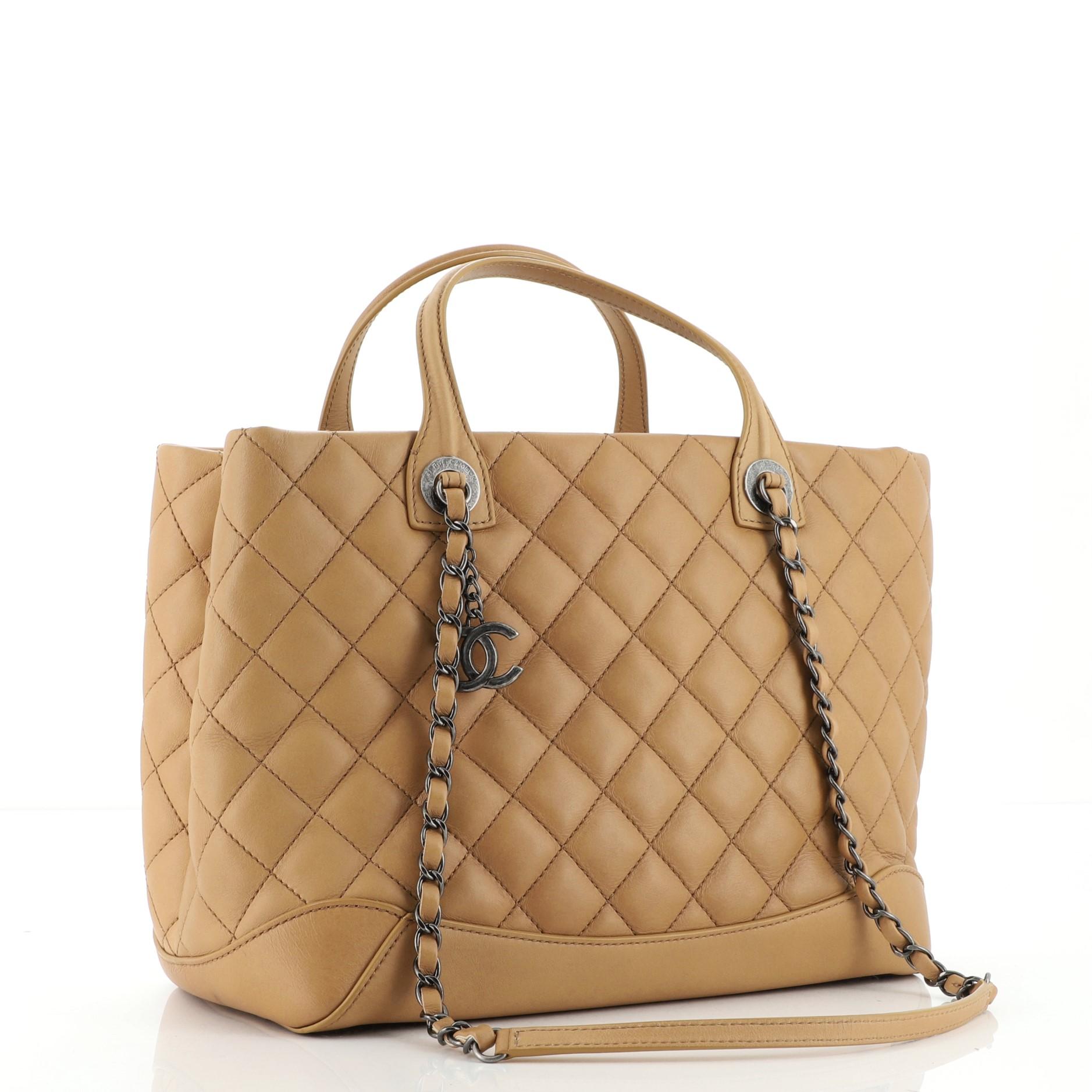 Chanel Easy Shopping Tragetasche aus gestepptem Kalbsleder Klein (Braun)