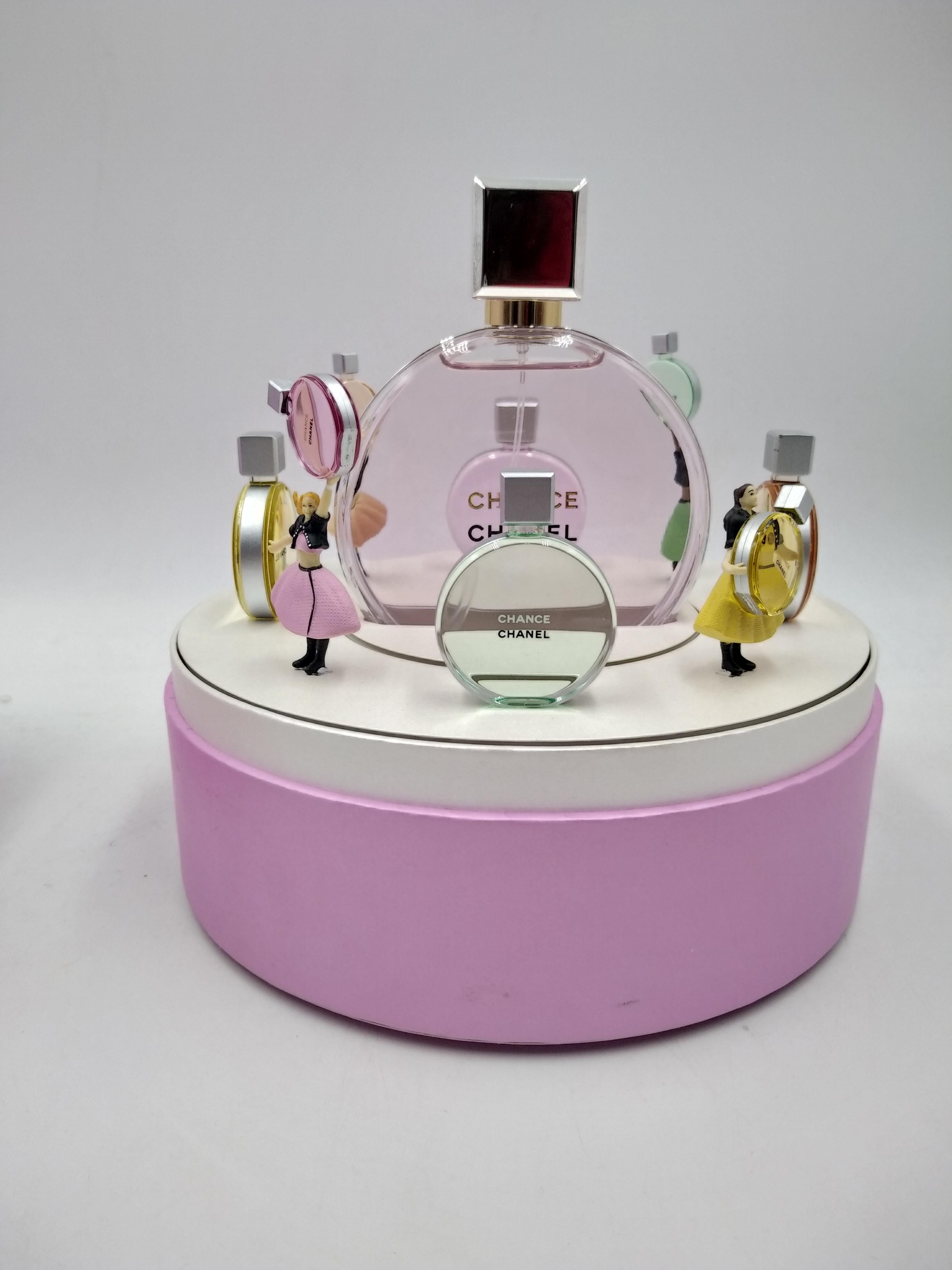 Chanel eau tendre music box Limited Edition 2022 
Inspired by the advertising film directed by Jean-Paul Goude, the CHANCE EAU TENDRE music box offers a dynamic encounter with chance, in the form of a mobile theatre.
Chanel Chance Eau Tendre Music