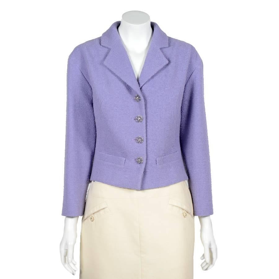 Chanel short jacket in purple wool with drop sleeves. It is lined in purple silk. Eden-Roc Cruise Collection (2011)

The buttons are very beautiful and matched to the jacket. In very good condition. Size 42FR

Dimensions:
chest: 53 cm, height: 56 cm