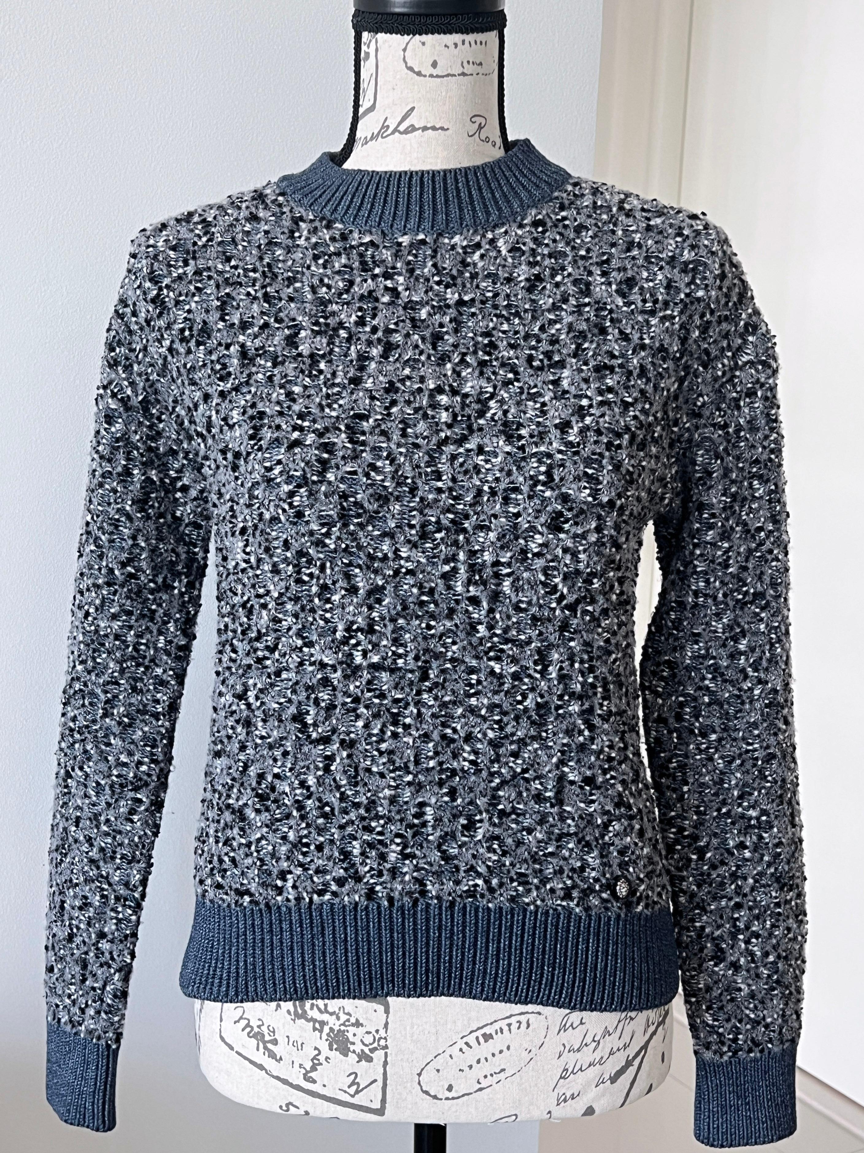 Stunning Chanel blueish grey cashmere & silk jumper from Paris / Edinburgh Collection.
CC logo charm at waist.
Noble steel grey / blueish grey color!
 Size mark 34 FR.
Condition is pristine.
