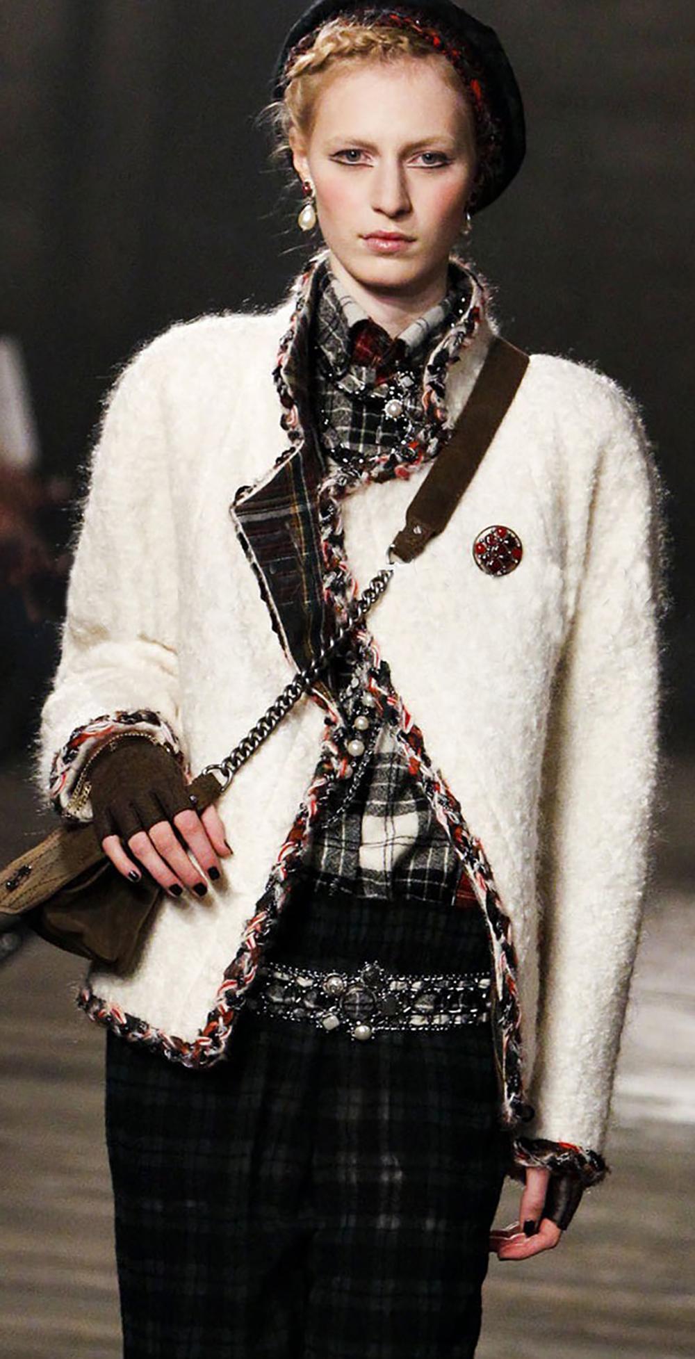 Hard to meet Chanel white faux fur jacket from Catwalk of Paris / EDINBURGH Collection, 2013 Pre-Fall Metiers d'Art
Retail price over 9,000$. Size mark 34 FR. Condition is pristine.
- CC logo jewel Gripoix button
- signature contrast braided tartan