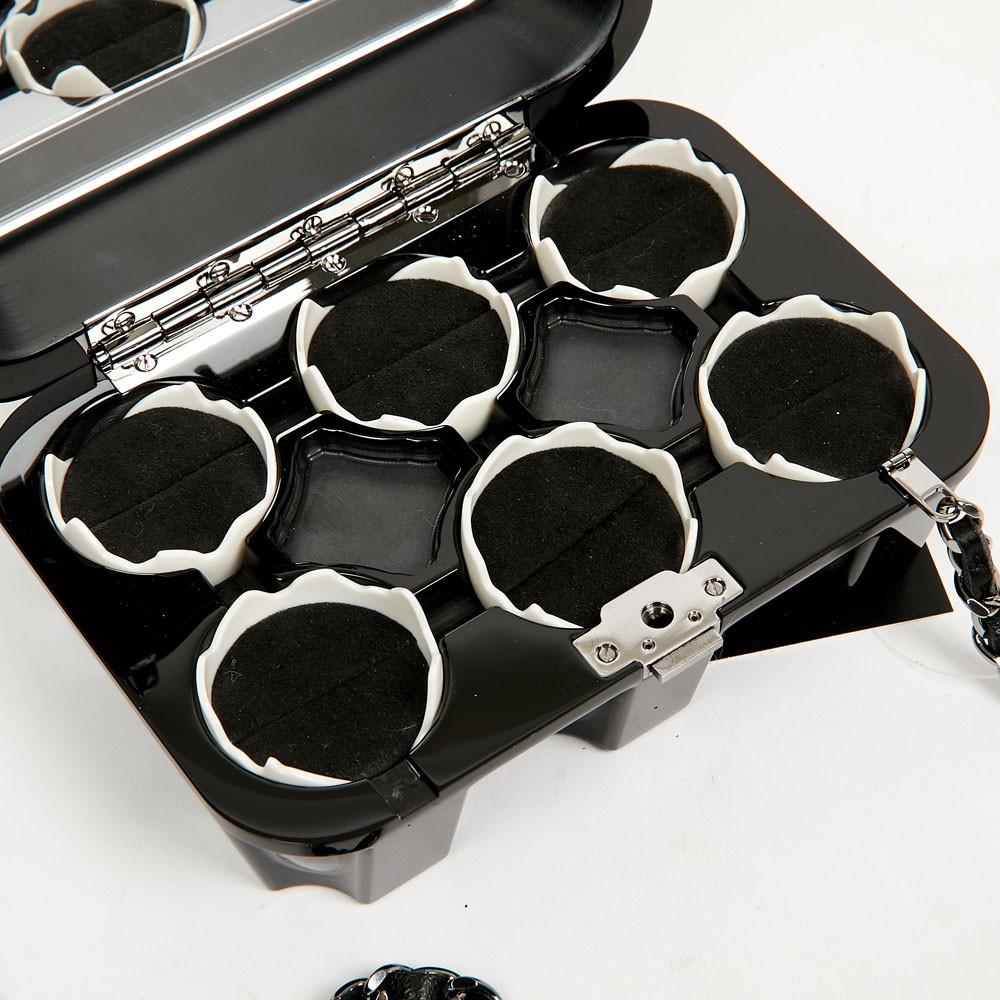 Noir Boîte à bijoux pour le sac à oeufs de Chanel en vente