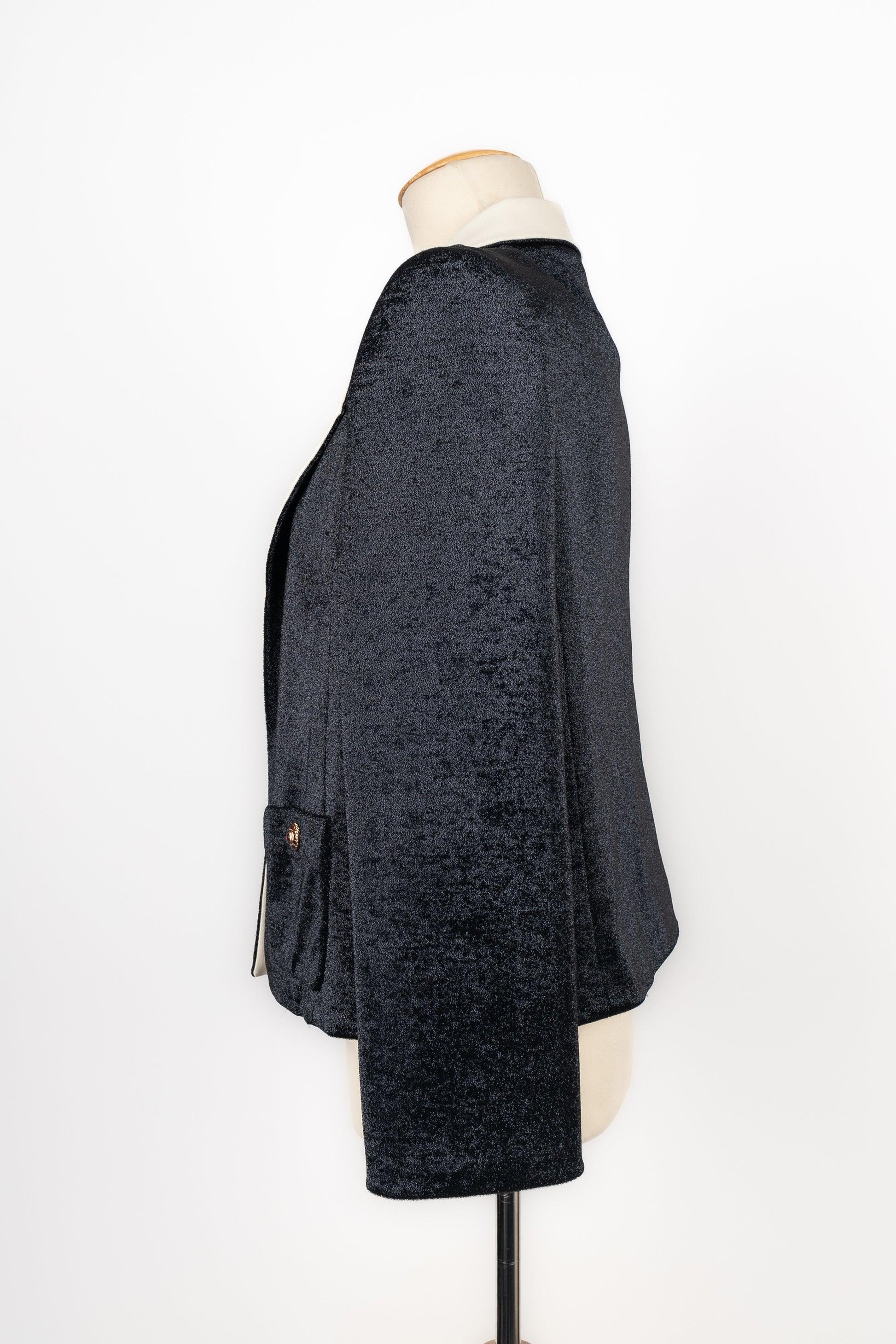 Chanel - Veste en fil de lurex bleu électrique avec boutons en métal doré et résine rouge, doublure blanche. Aucune taille n'est indiquée, il convient à un 36FR/38FR.

Informations complémentaires :
Condit : Très bon état.
Dimensions : Longueur des