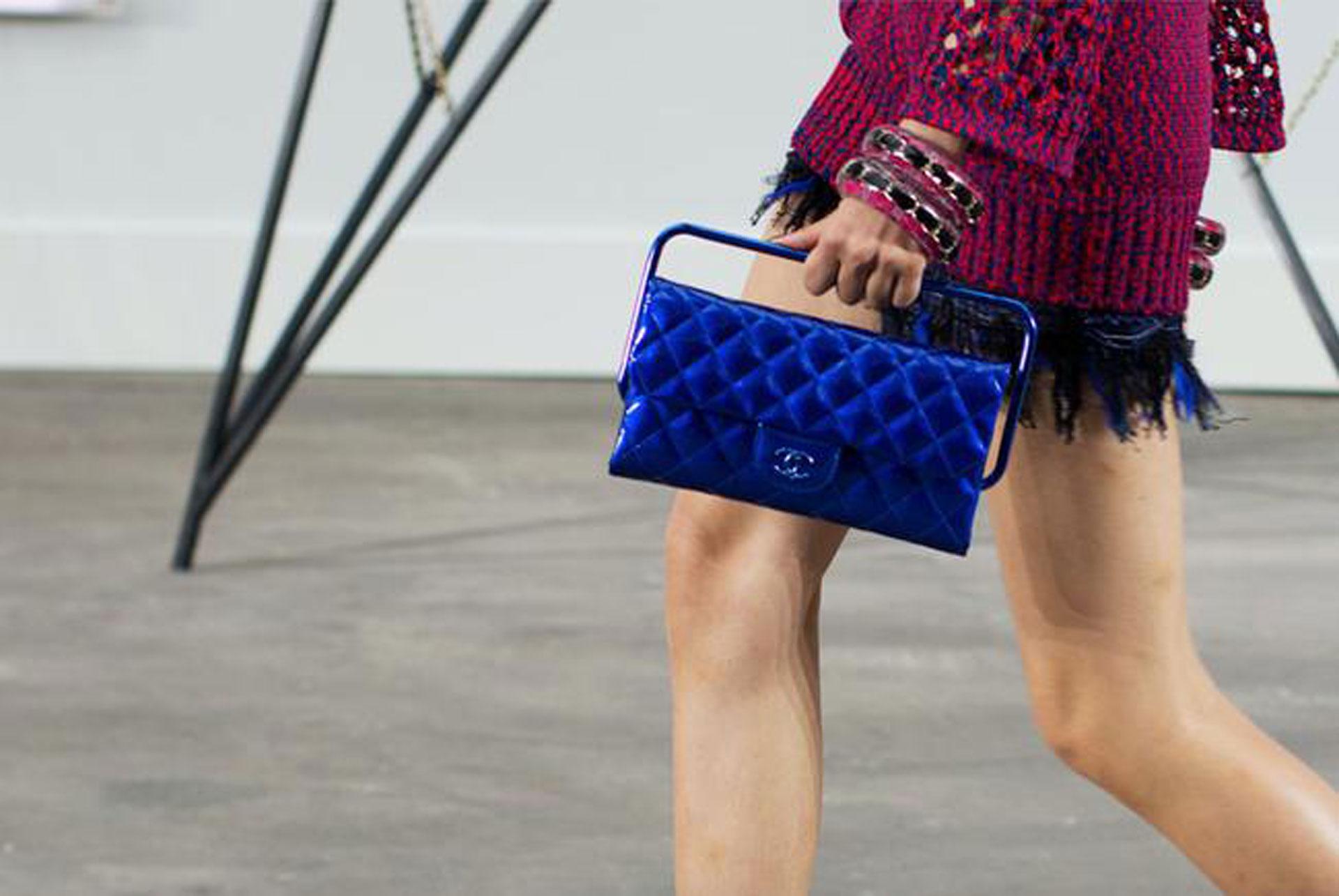 Chanel 2014 Electric Blue Patent Leather Quilted Retractable Frame Clutch Bag In Excellent Condition For Sale In Miami, FL