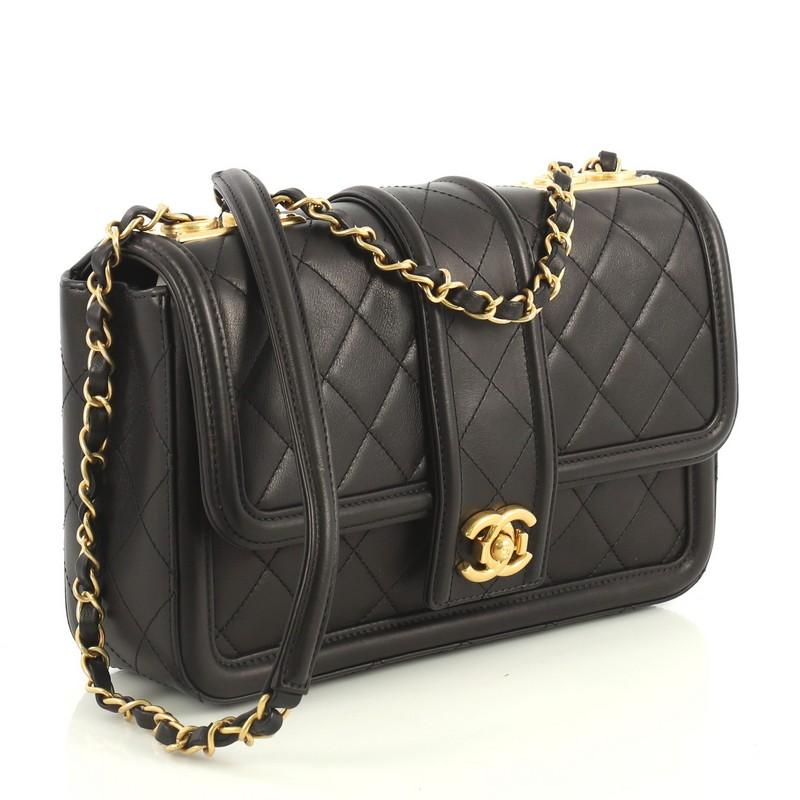 Ce sac à rabat CC Elegant Quilted Lambskin Medium de Chanel, confectionné en cuir d'agneau matelassé noir, est doté d'une bandoulière en chaîne en cuir tressé avec pad et d'une quincaillerie mate en ton or. Sa fermeture à bouton-poussoir s'ouvre sur