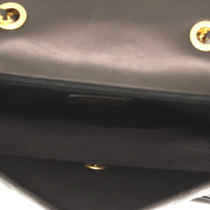 Chanel - Sac à rabat élégant CC en cuir d'agneau matelassé - Moyen Bon état à NY, NY
