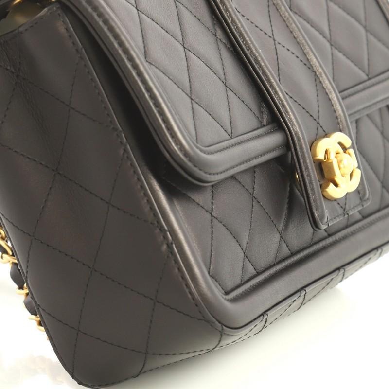  Chanel - Sac à rabat élégant CC en cuir d'agneau matelassé - Moyen Unisexe 