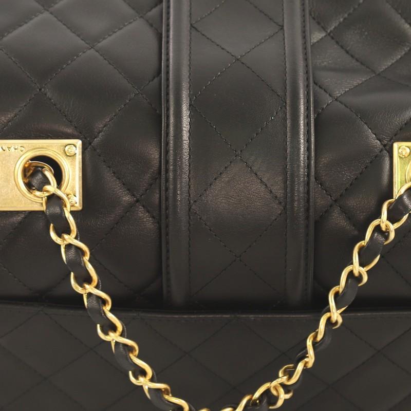 Chanel - Sac à rabat élégant CC en cuir d'agneau matelassé - Moyen 1