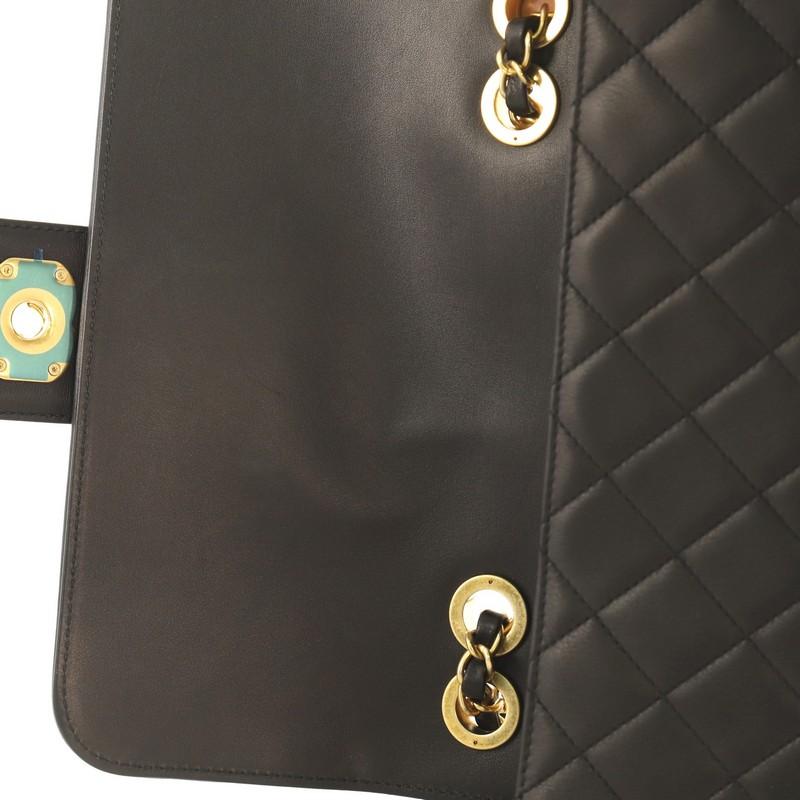 Chanel - Sac à rabat élégant CC en cuir d'agneau matelassé - Moyen 2