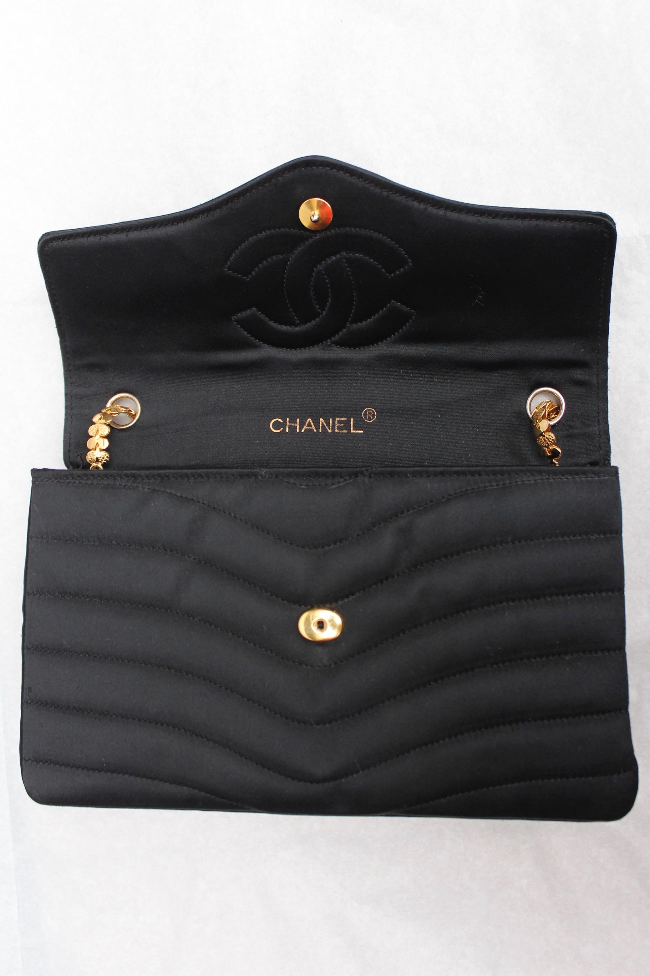 Women's Chanel elegant evening jewel bag in black satin For Sale