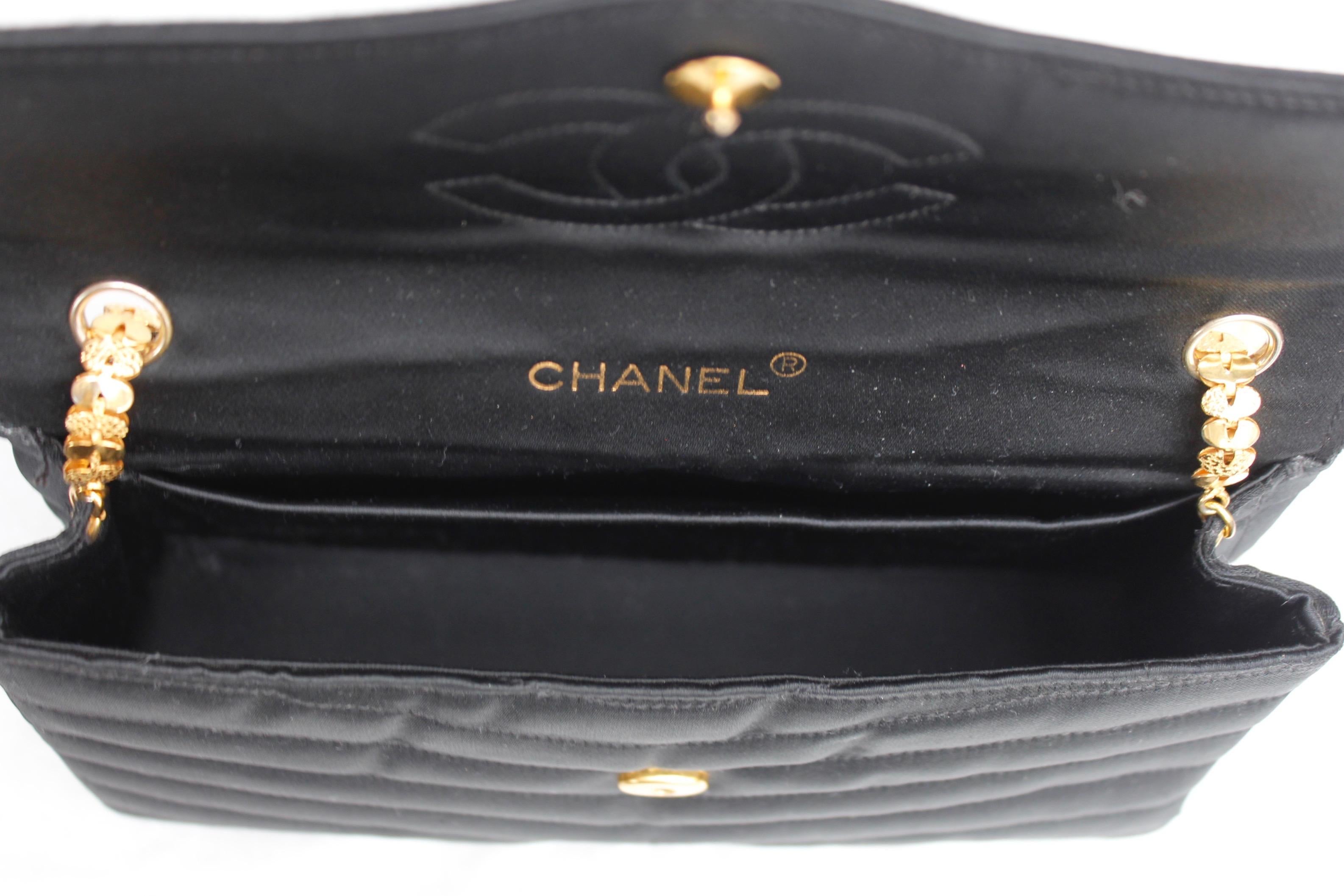 Chanel elegant evening jewel bag in black satin For Sale 1