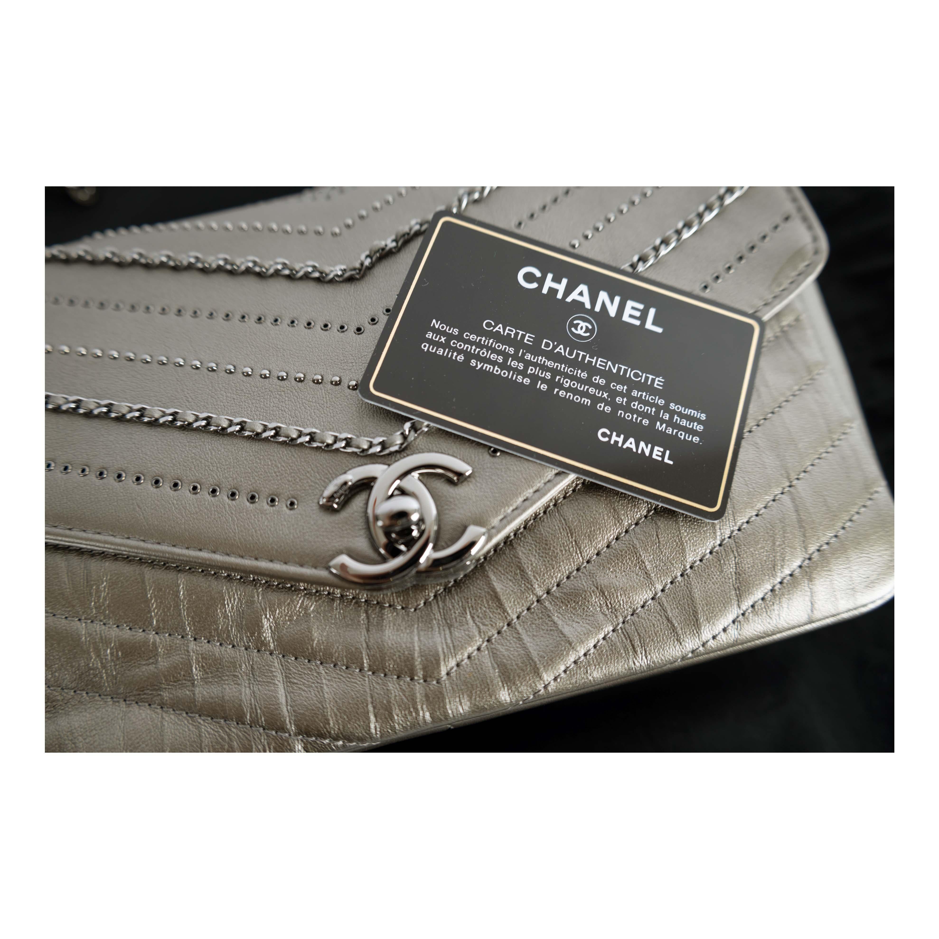 Chanel Geprägte Chevron-Klappentasche mit Ketten-Pailletten - '10er Jahre im Angebot 6
